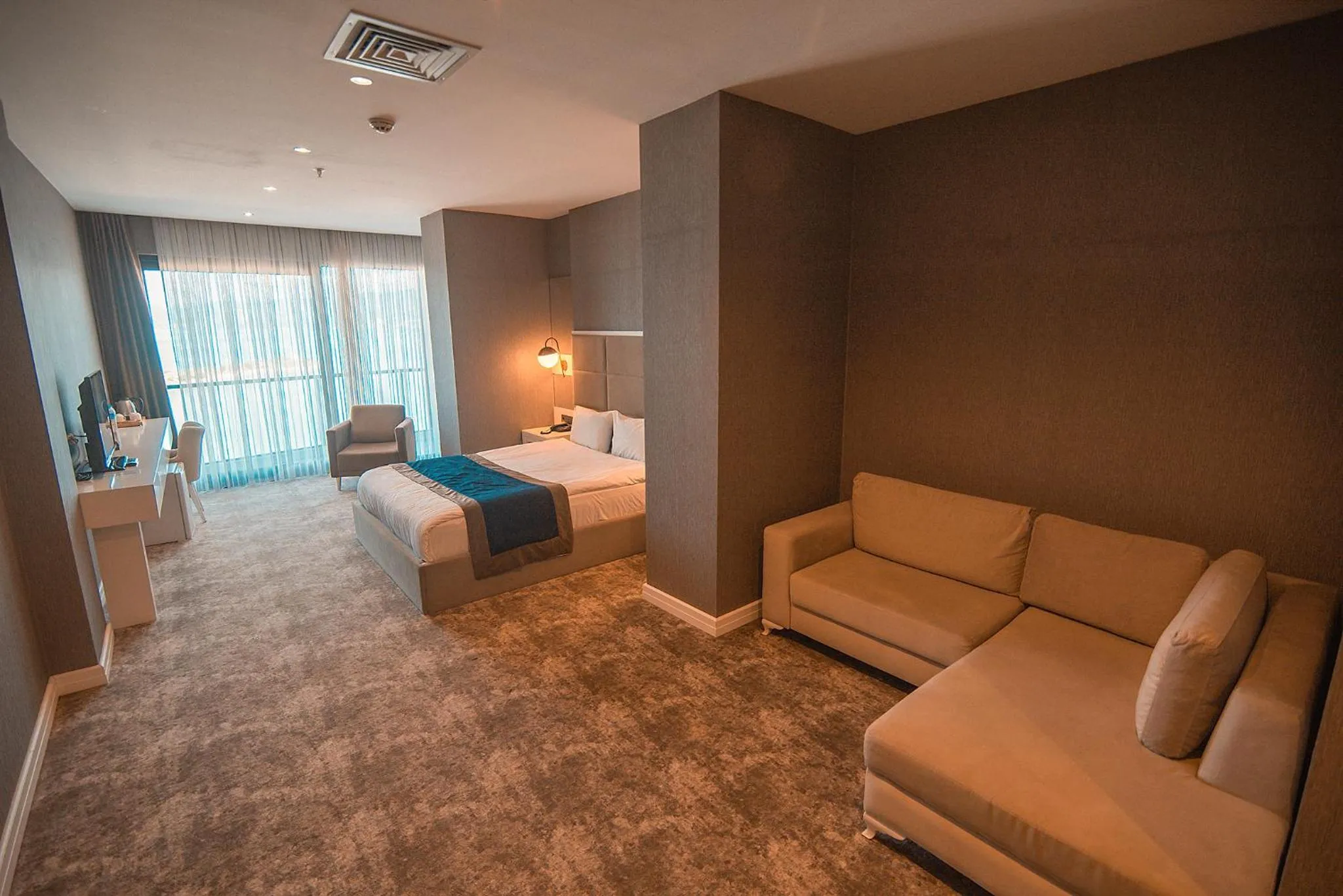 Living room, Bed in Royal Comfort Hotel