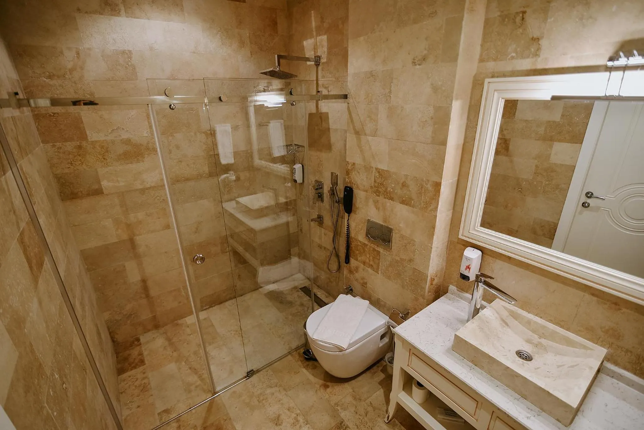 Shower in Royal Comfort Hotel