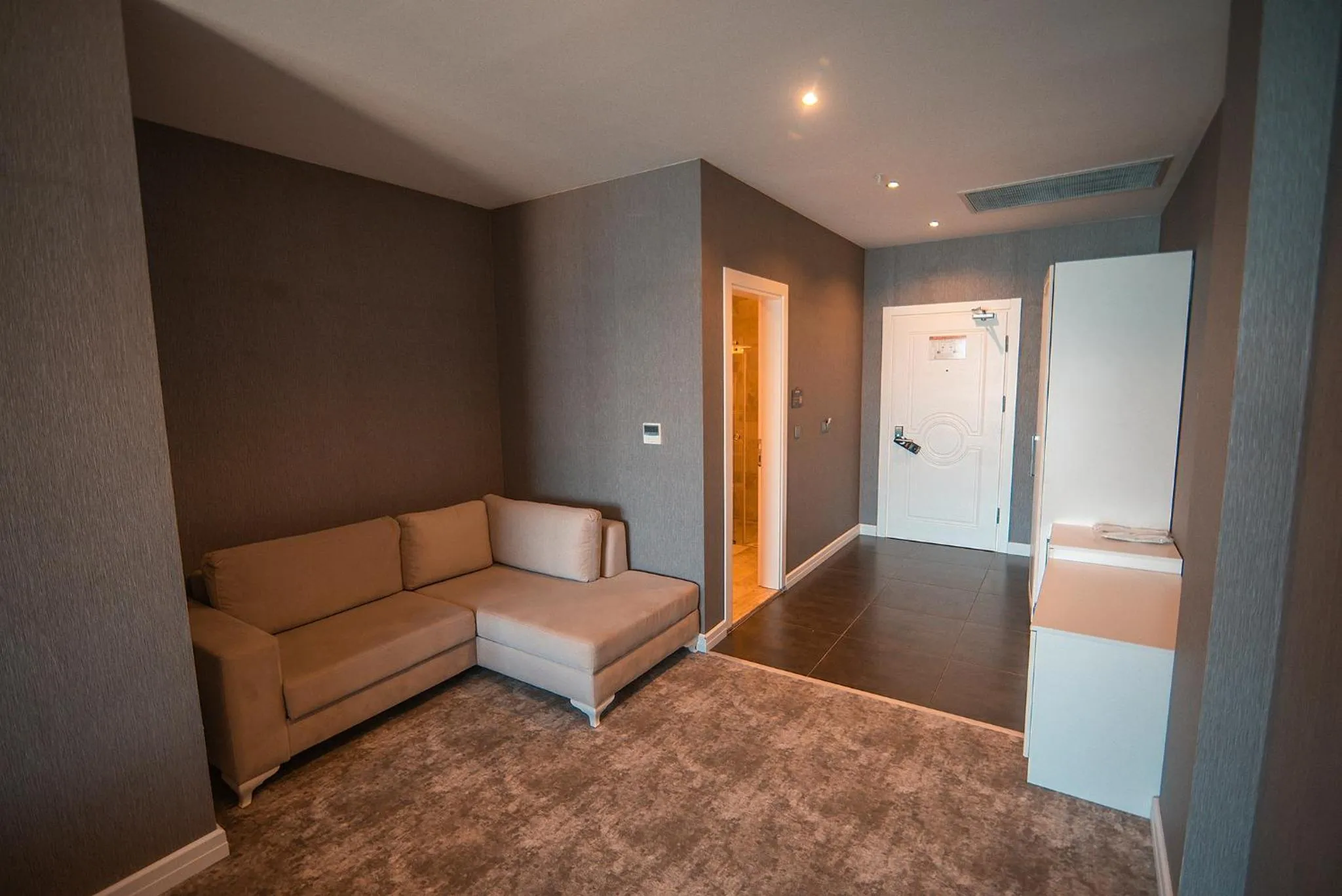 Living room in Royal Comfort Hotel