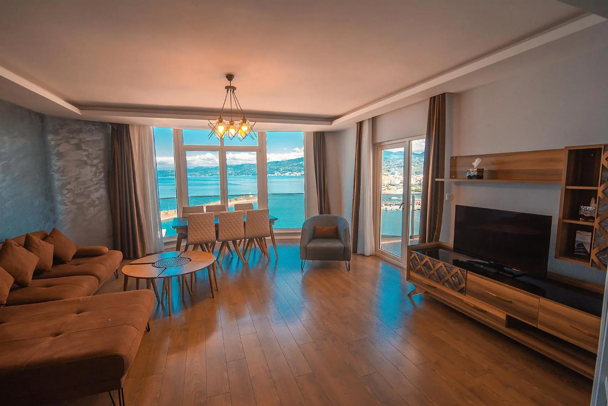 Communal lounge/ TV room in Royal Comfort Hotel