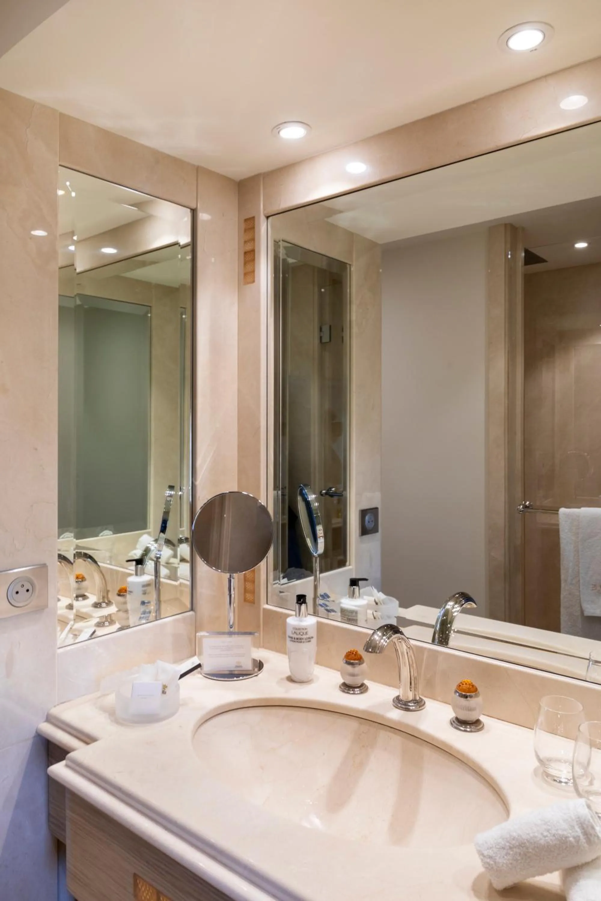 Bathroom in Château Lafaurie-Peyraguey Hôtel & Restaurant LALIQUE