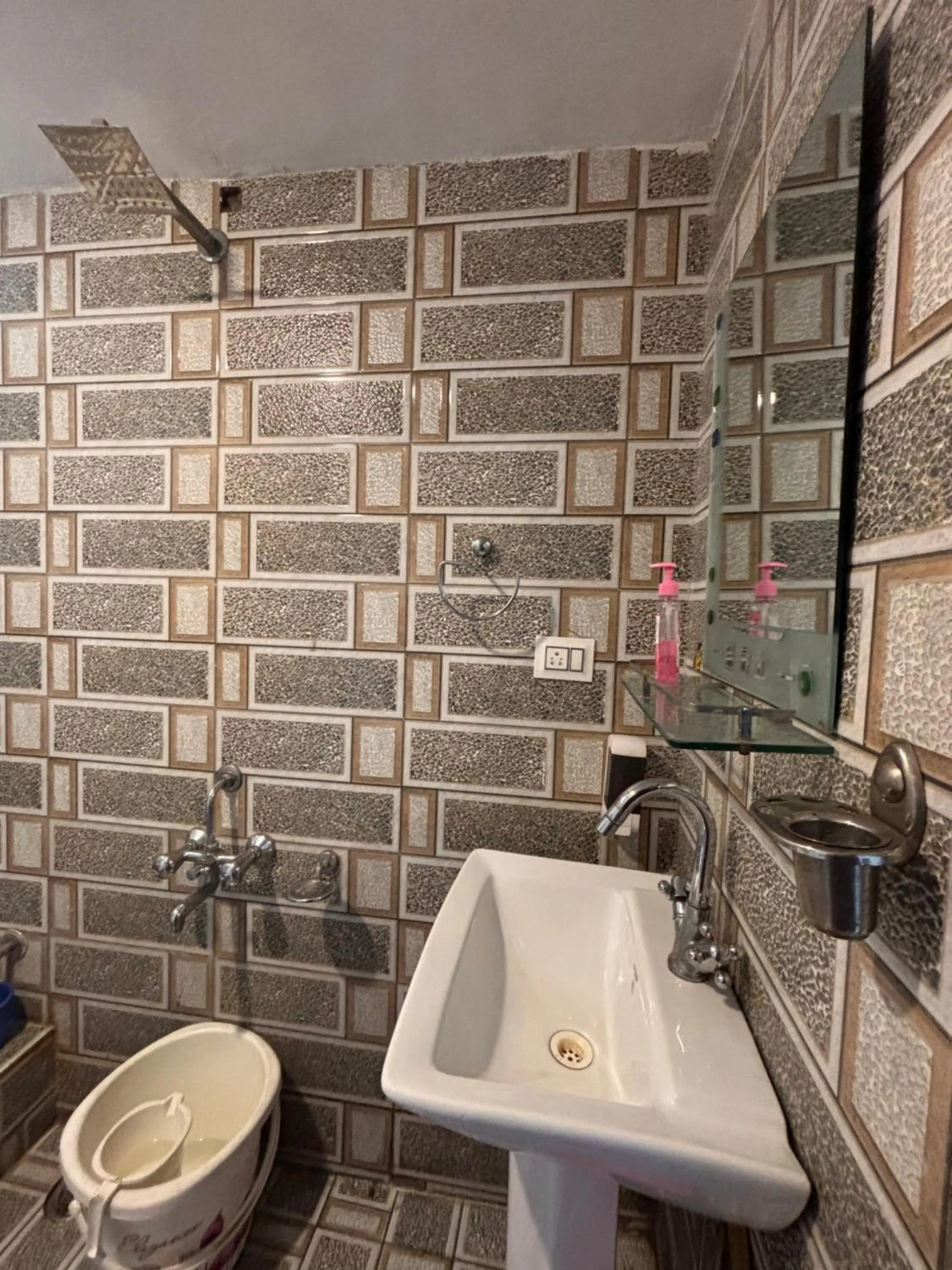 Shower in Hotel Crescent