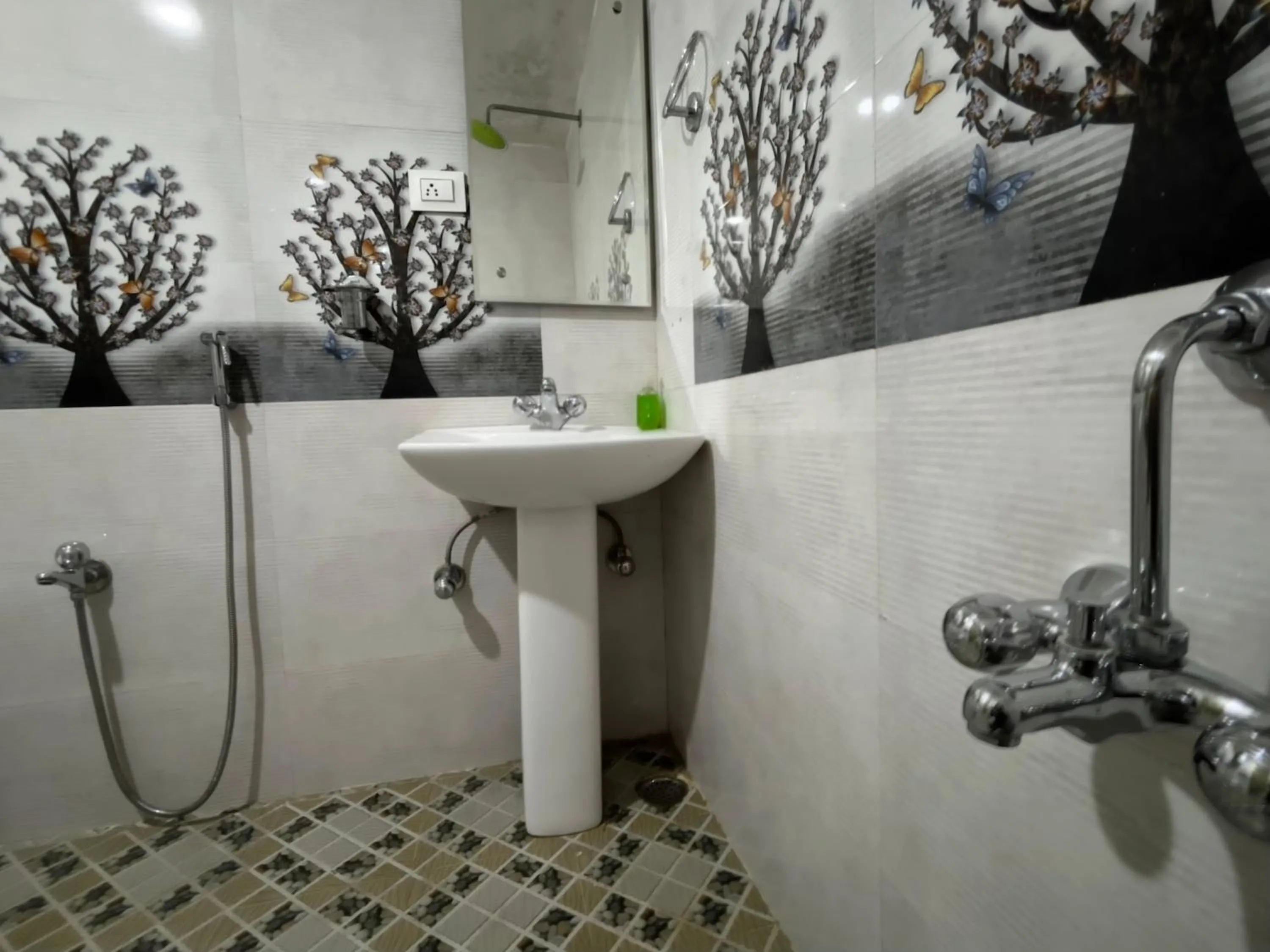 Shower in Hotel Crescent