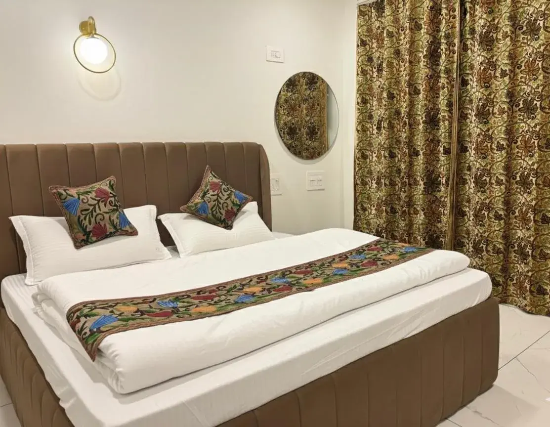 Junior Suite with Mountain View in Hotel Crescent Junior Suite with Mountain View in Hotel Crescent