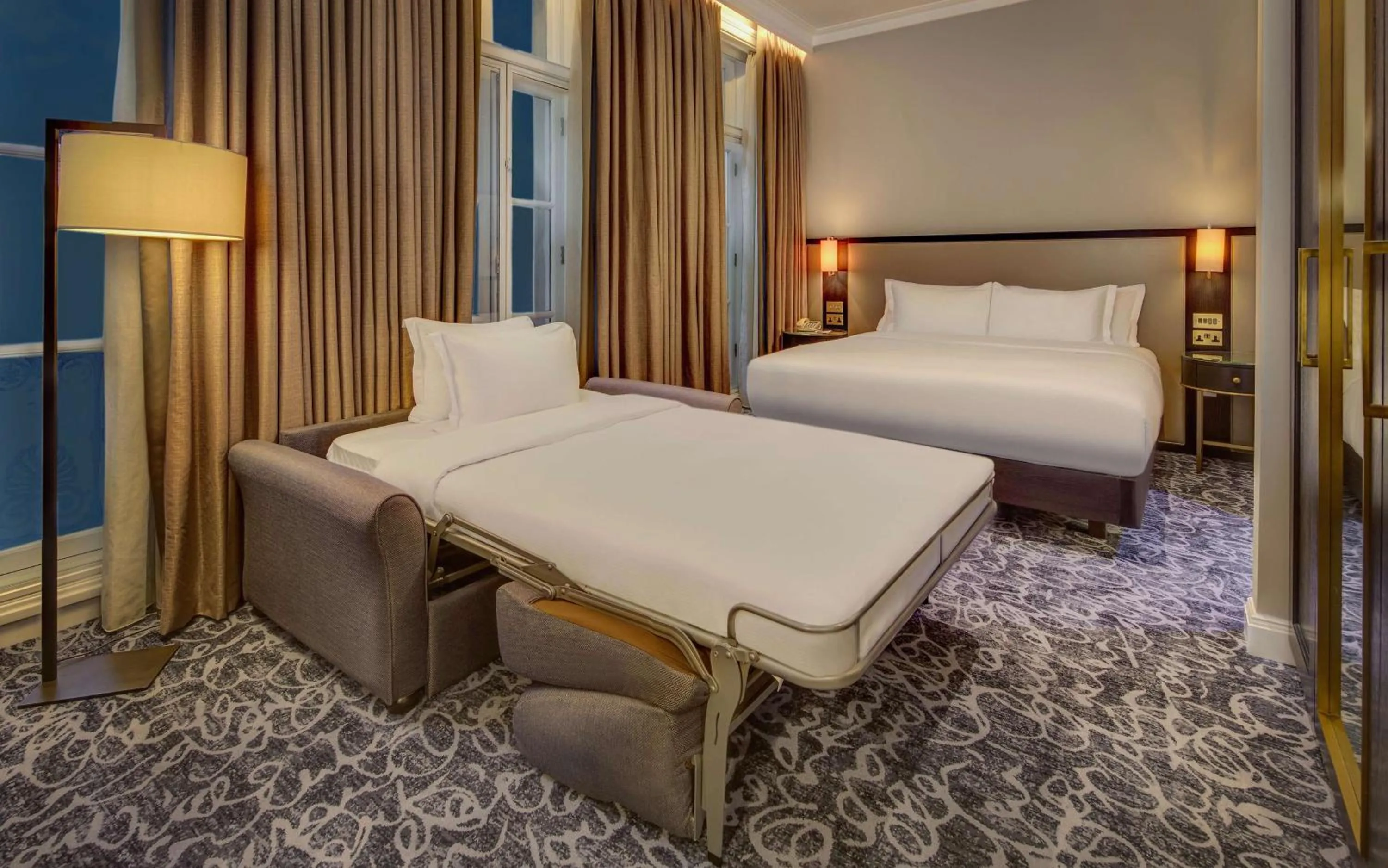 Living room, Bed in Hilton London Euston