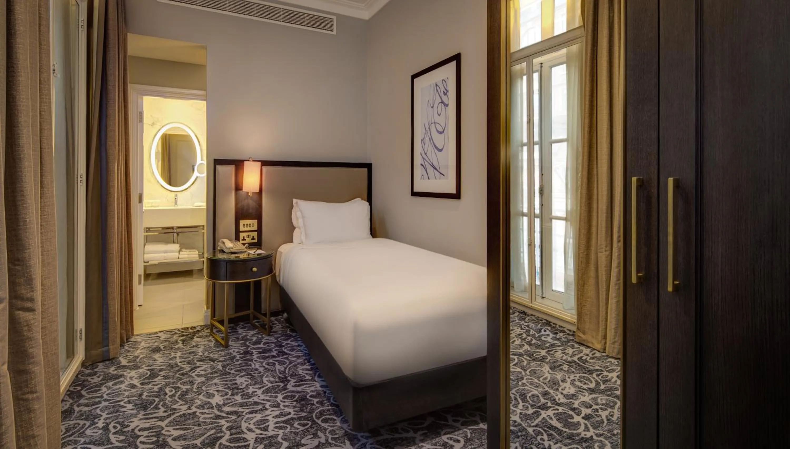 Bathroom, Bed in Hilton London Euston