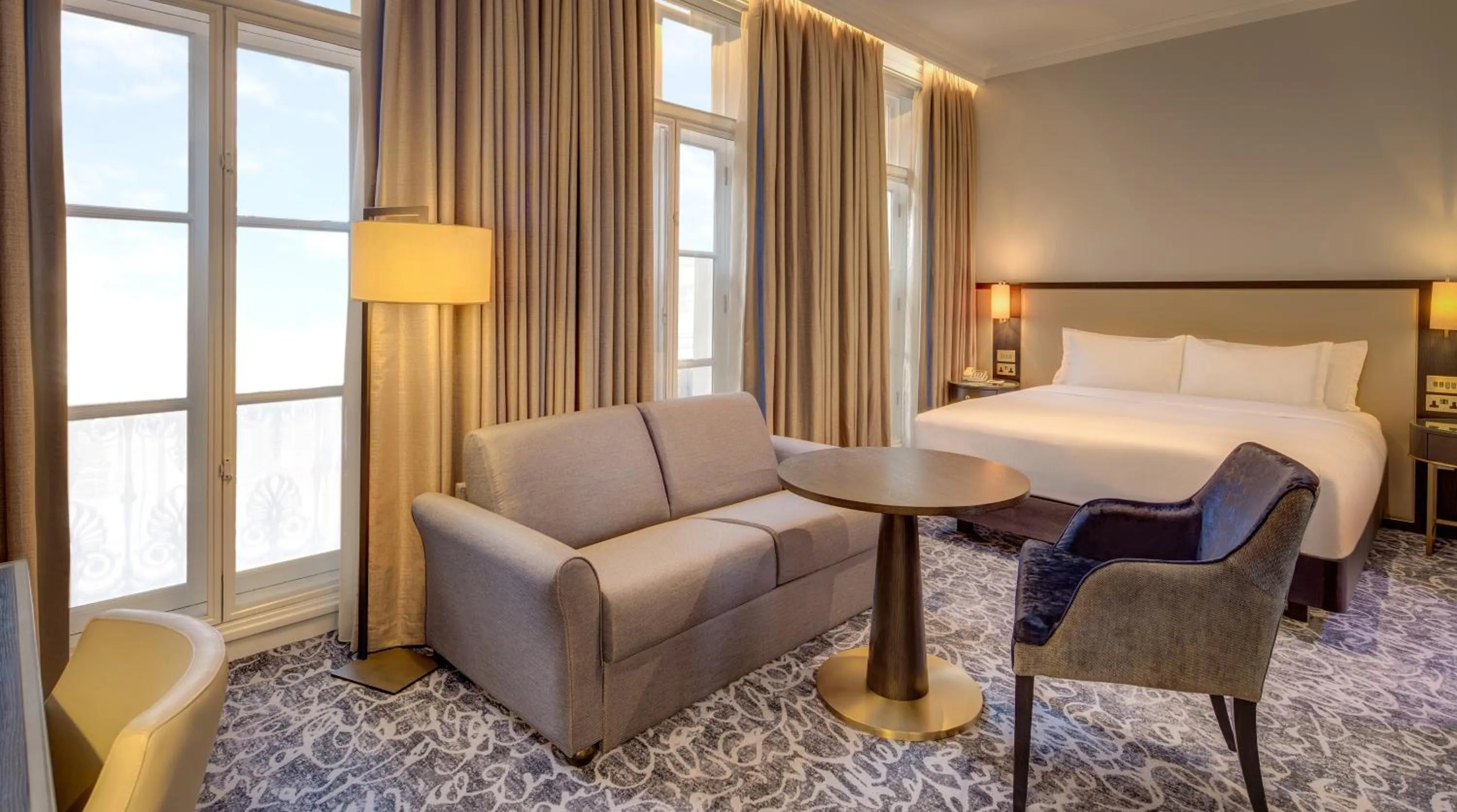 hair dresser, Bed in Hilton London Euston