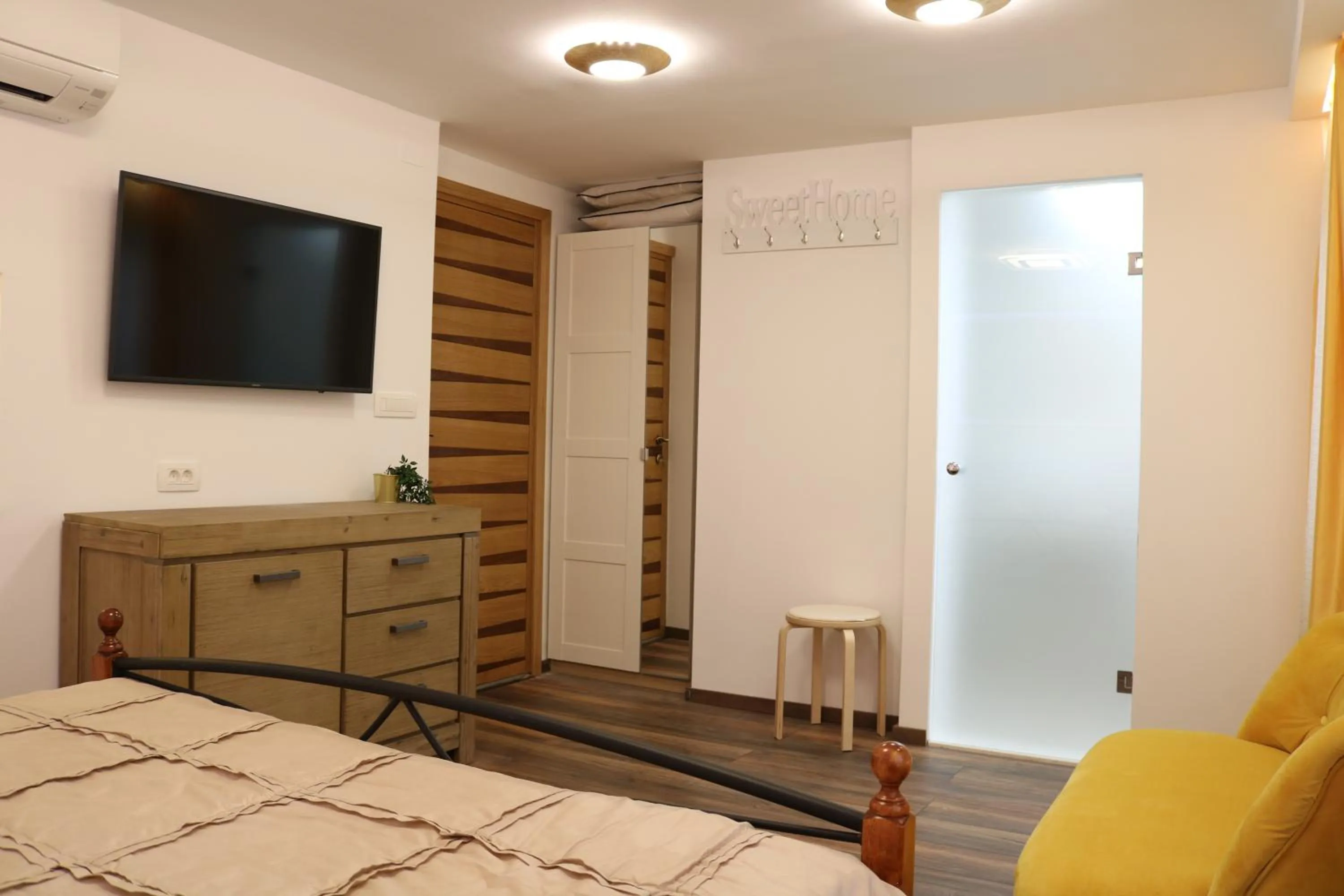 Photo of the whole room, Bed in House Sandra