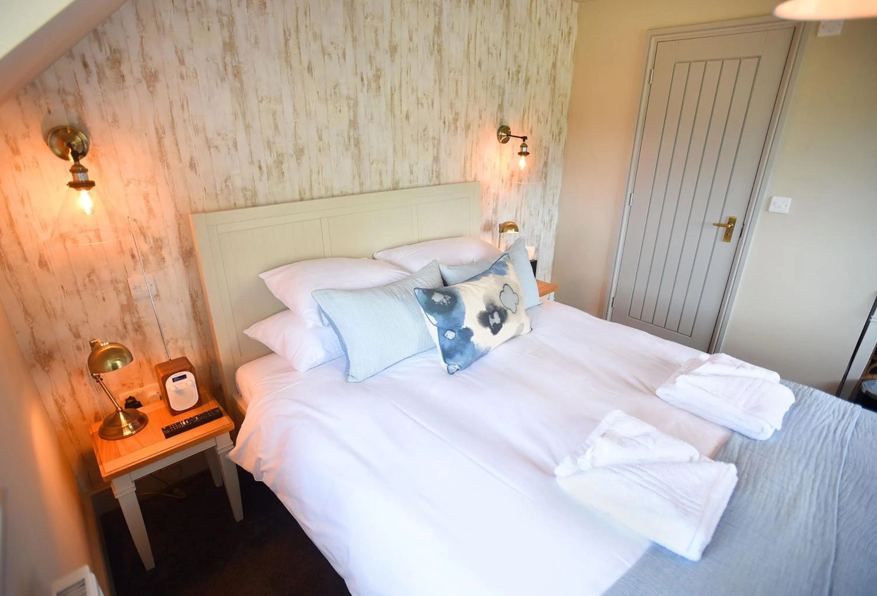 Bedroom, Bed in The Lifeboat Inn