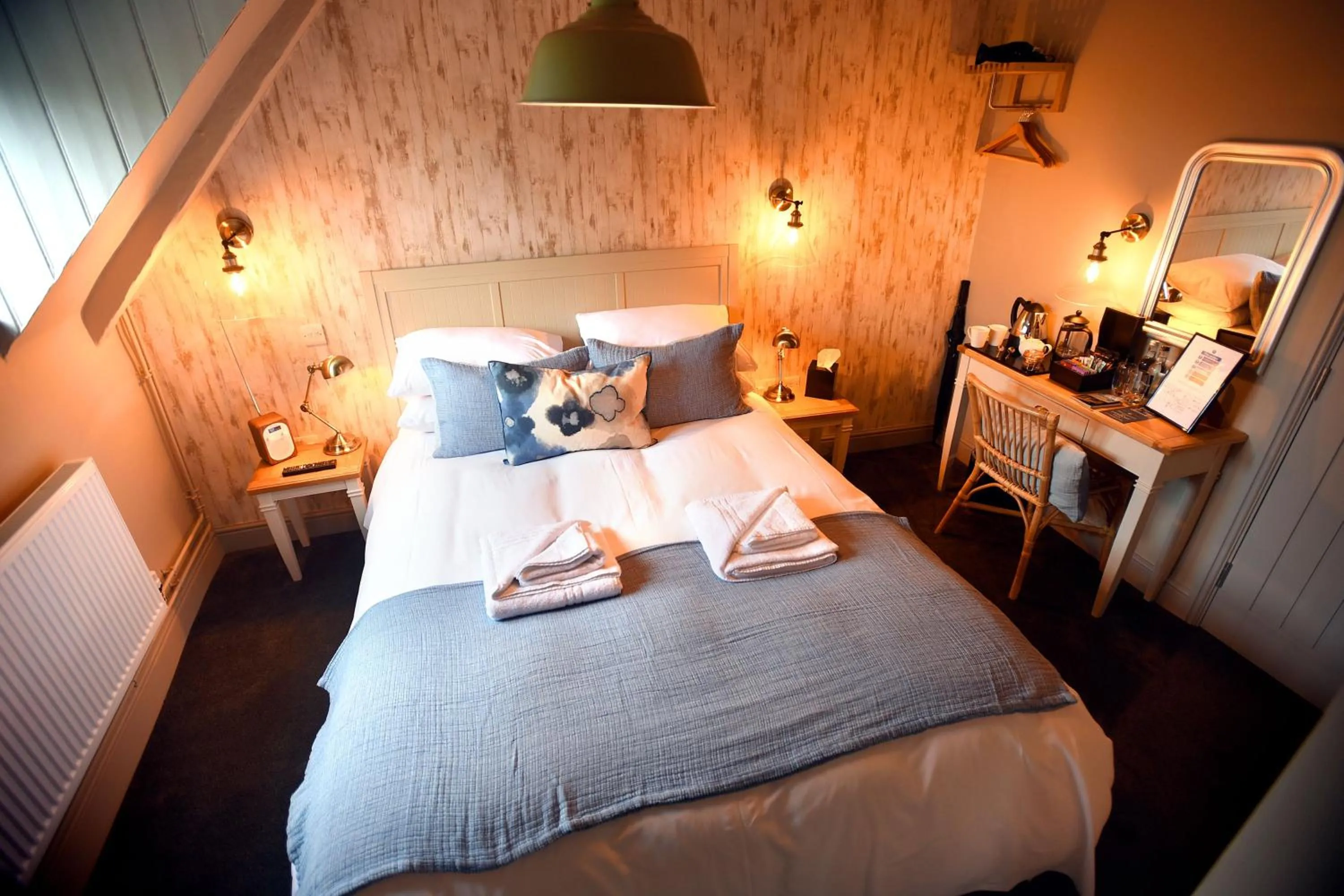 Bedroom, Bed in The Lifeboat Inn