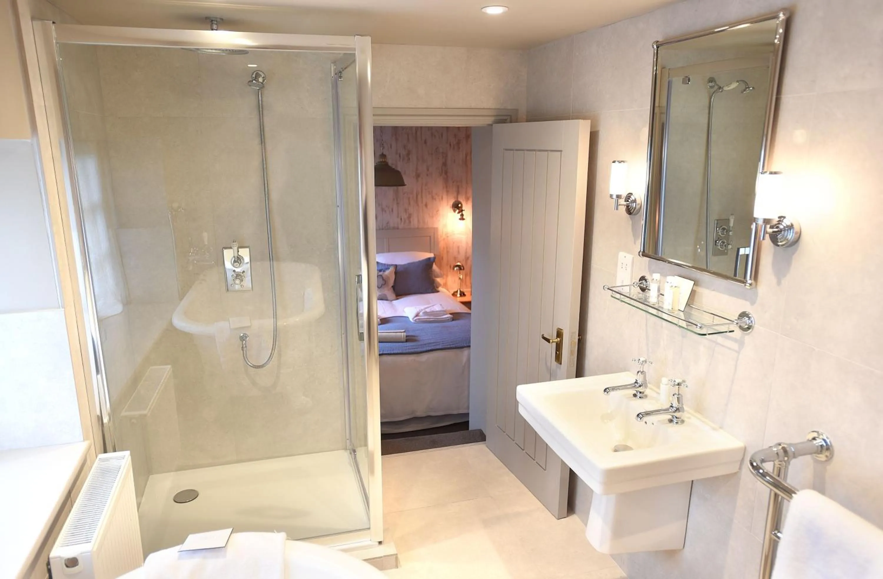 Bathroom, Bed in The Lifeboat Inn