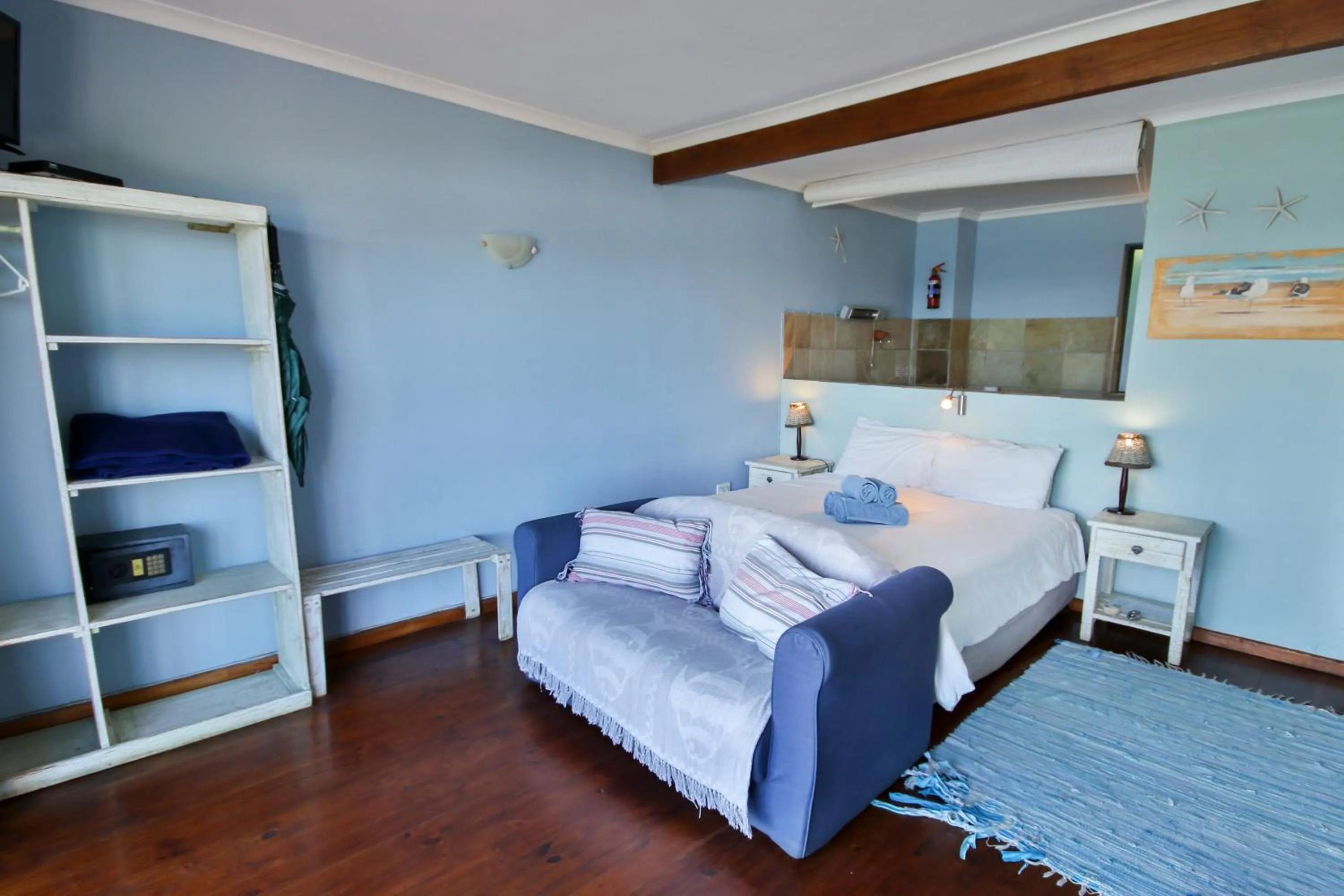 Bed in Oyster Bay Beach Lodge