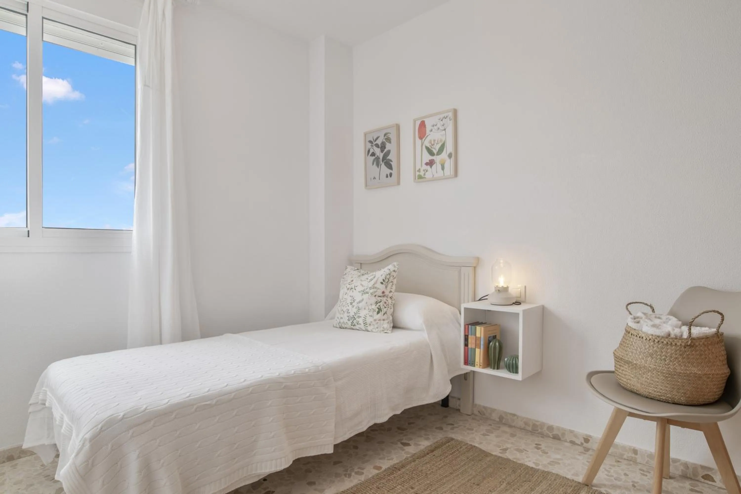 Living room, Bed in Piso amplio y luminoso en Conil