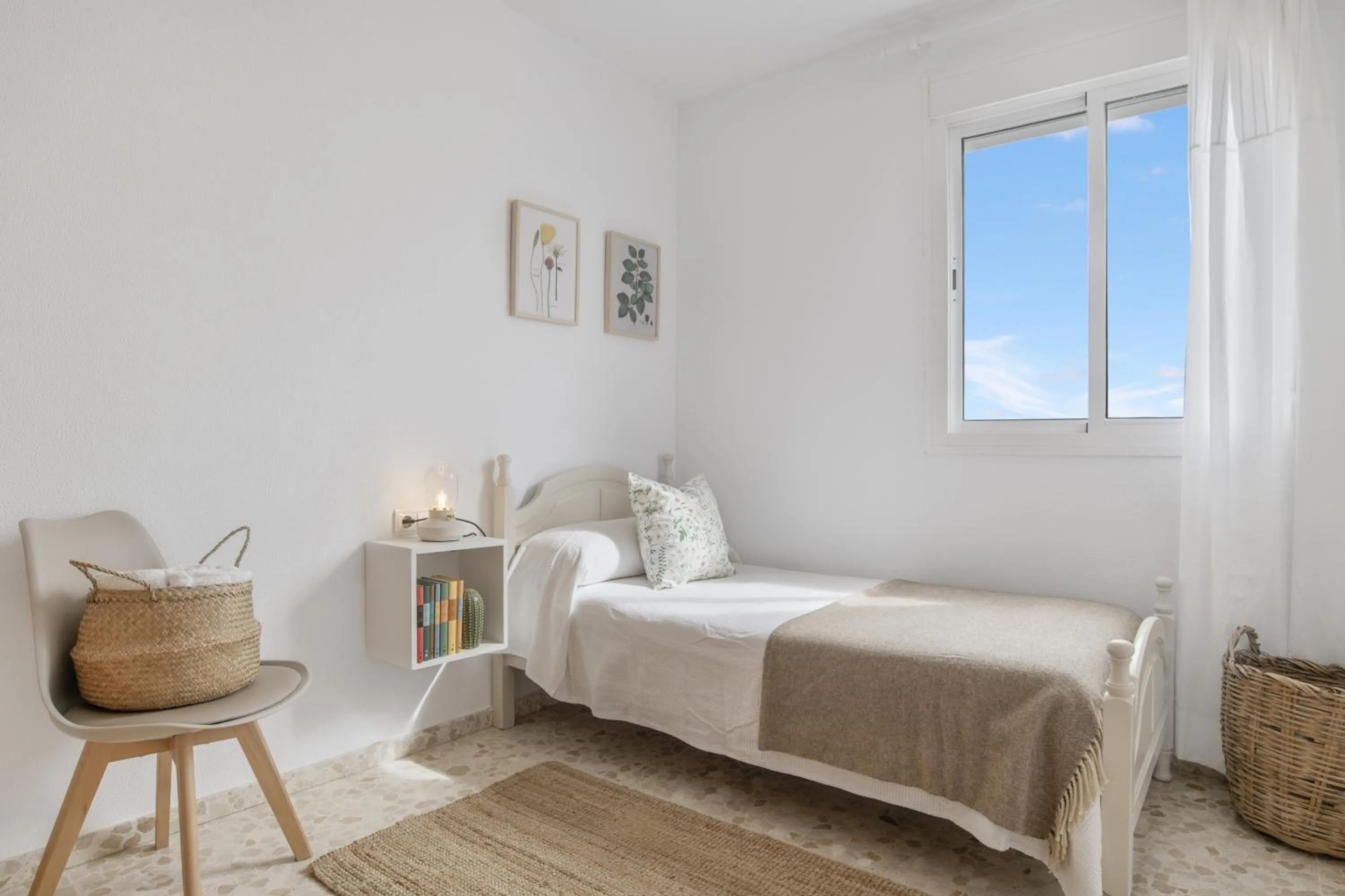Living room, Bed in Piso amplio y luminoso en Conil