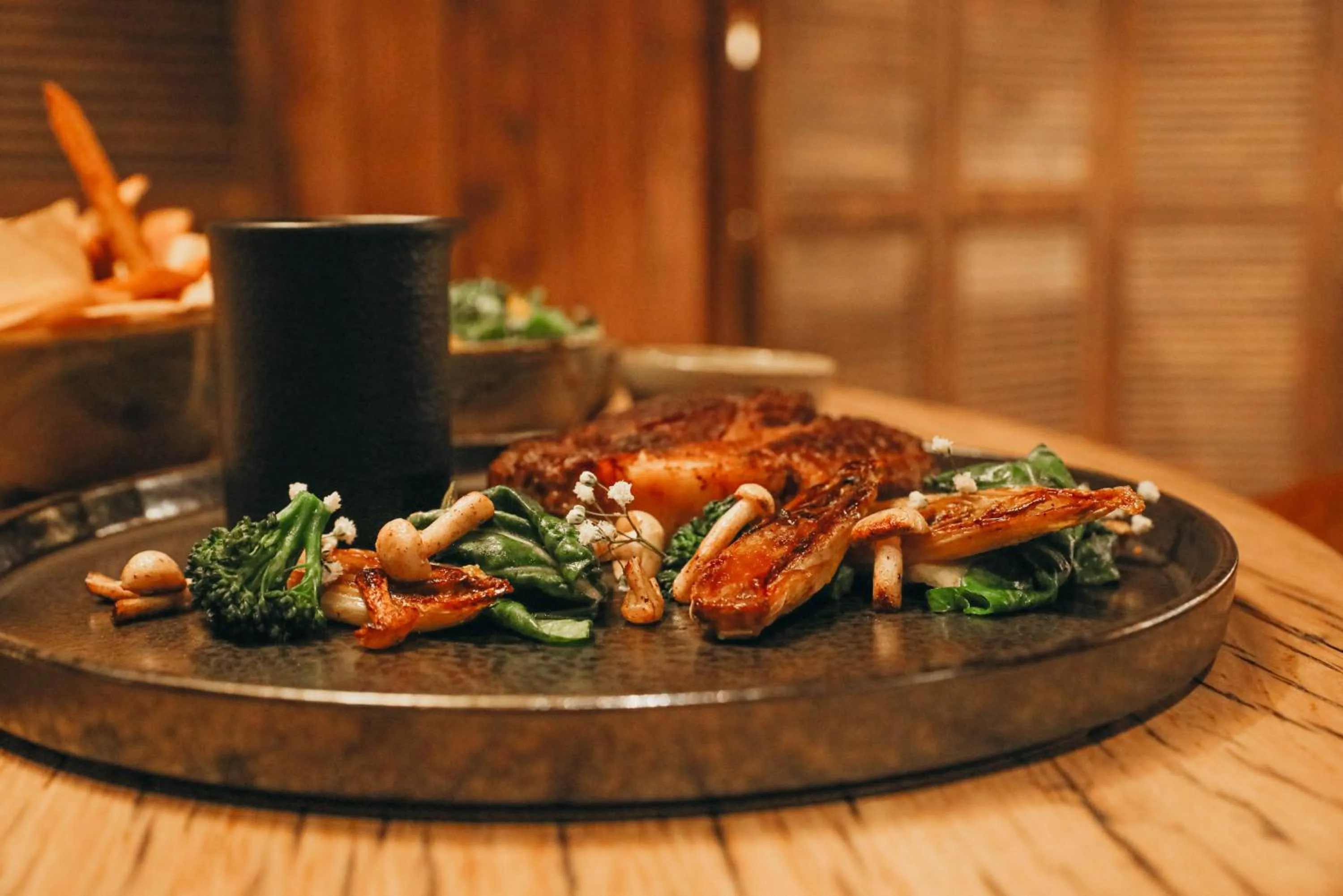 Restaurant/places to eat in Lodji Hotel & spa