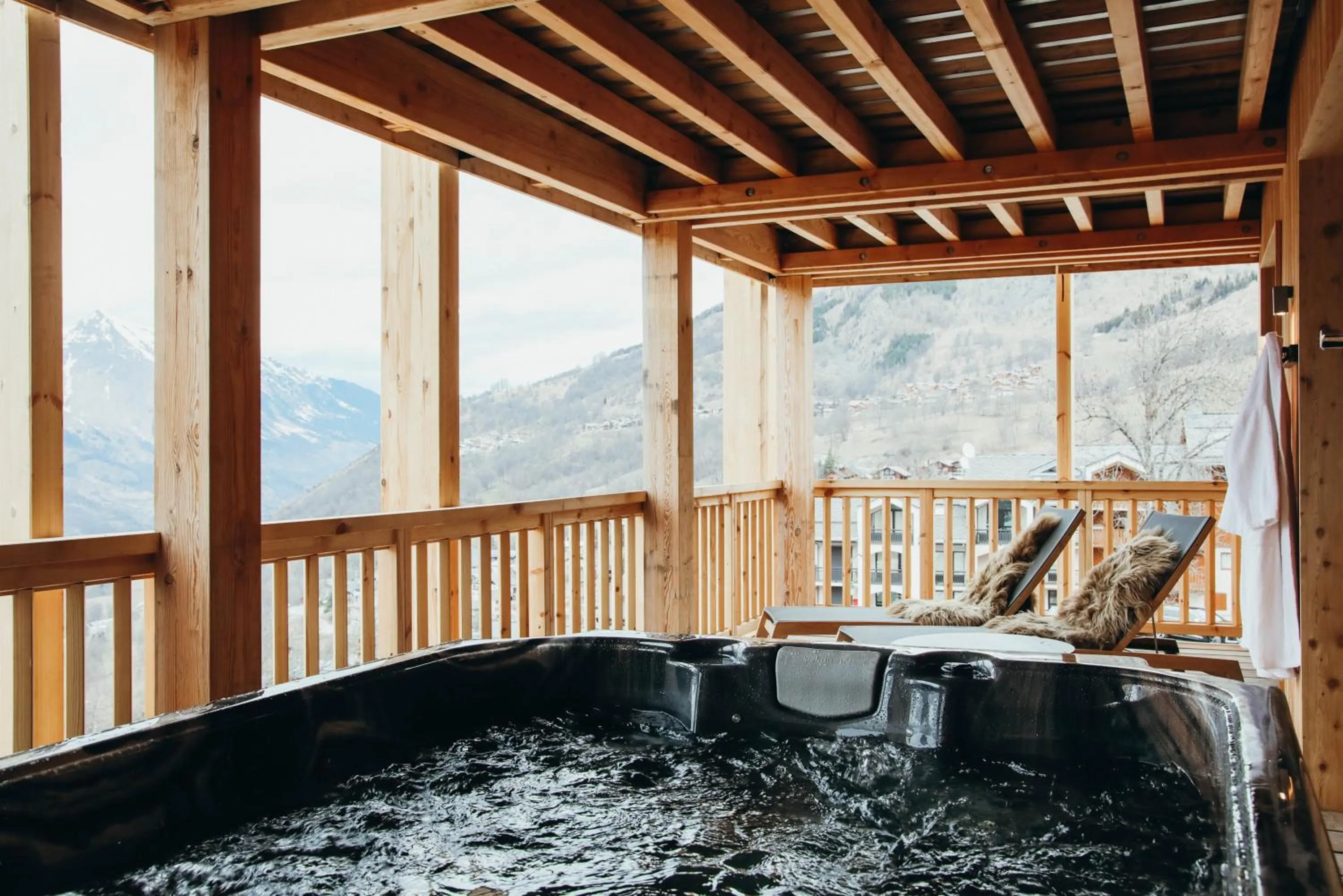 Hot Tub in Lodji Hotel & spa