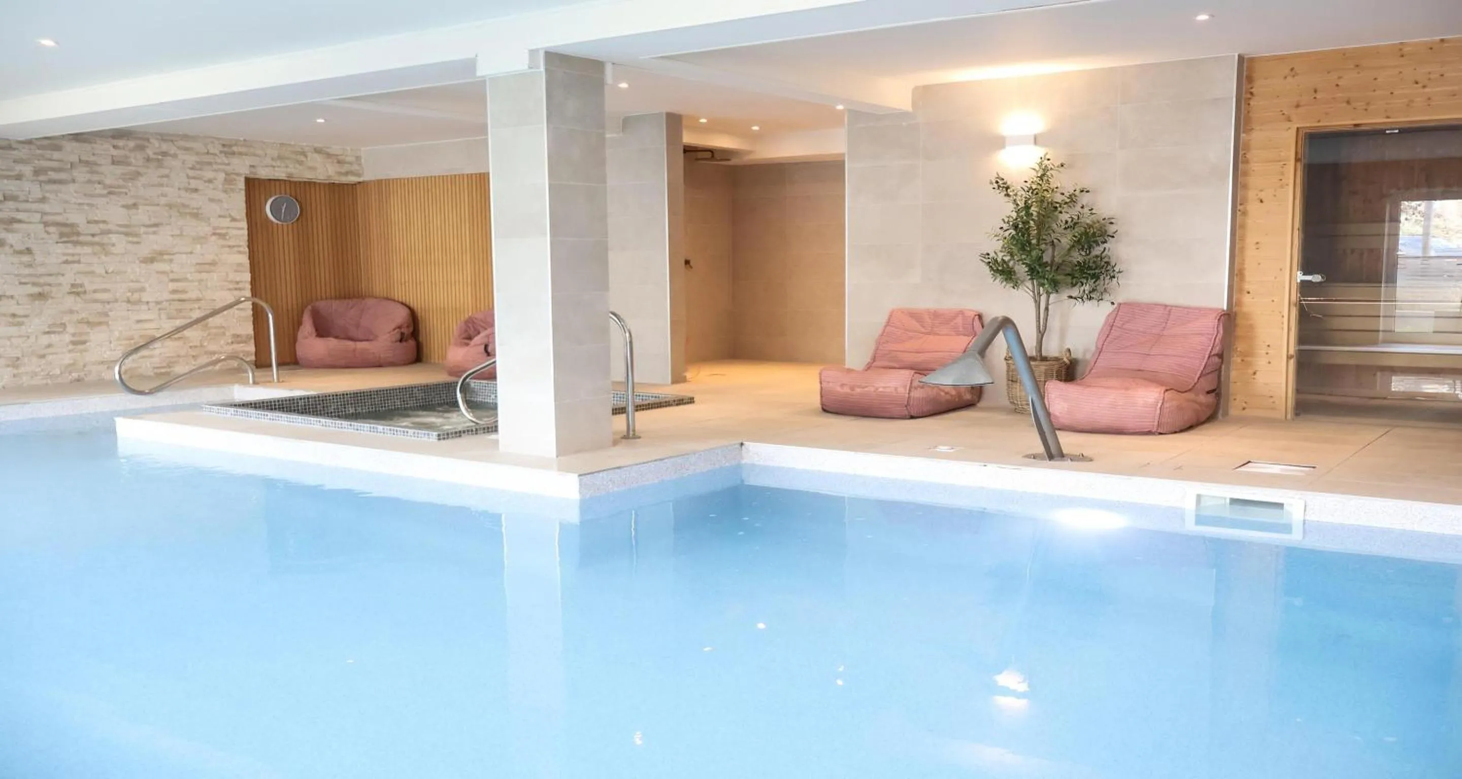 Pool view in Hotel Collingwood BW Signature Collection