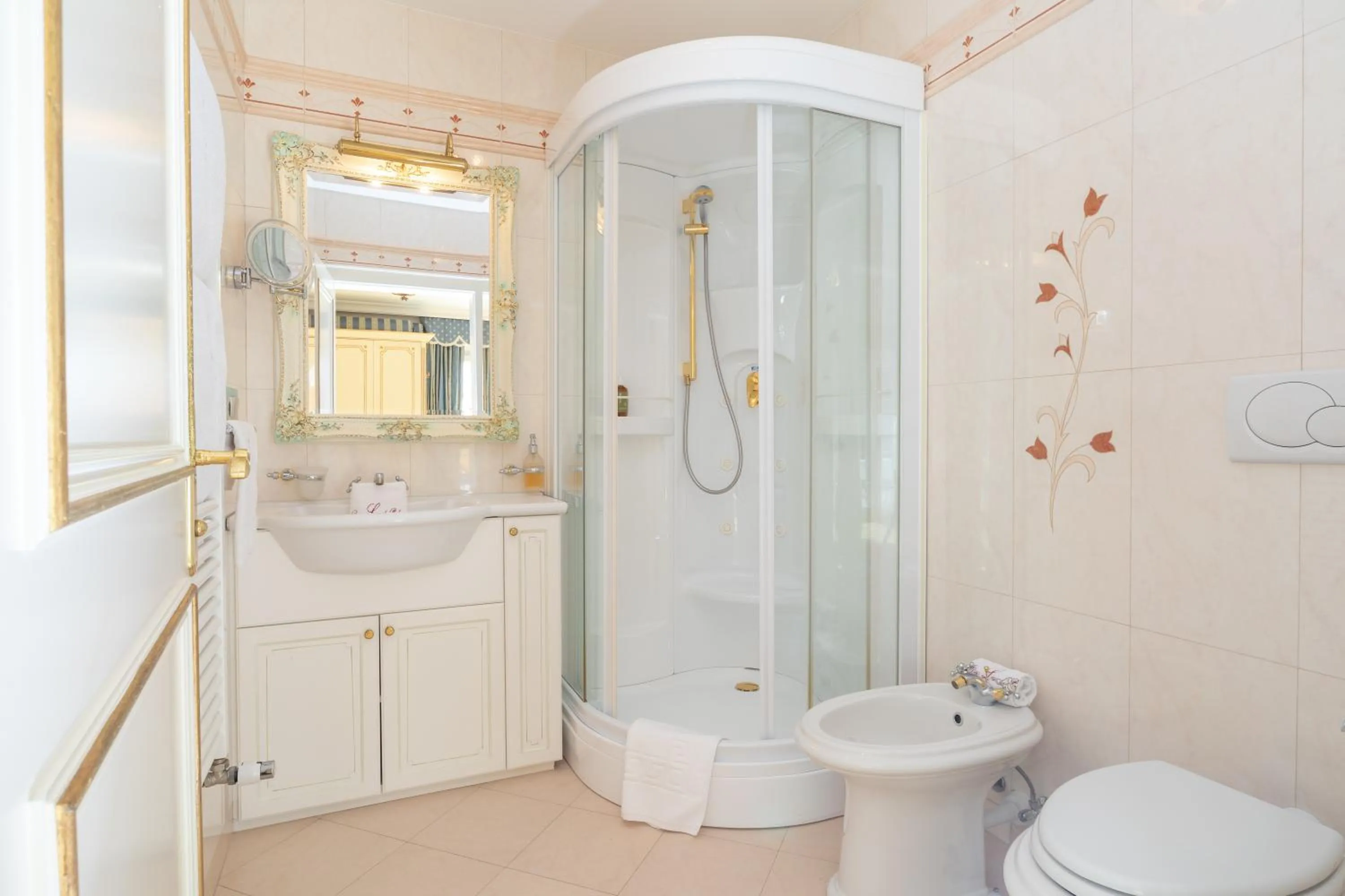 Shower in Das Land-Palais - Your lovely Mountain Hideaway