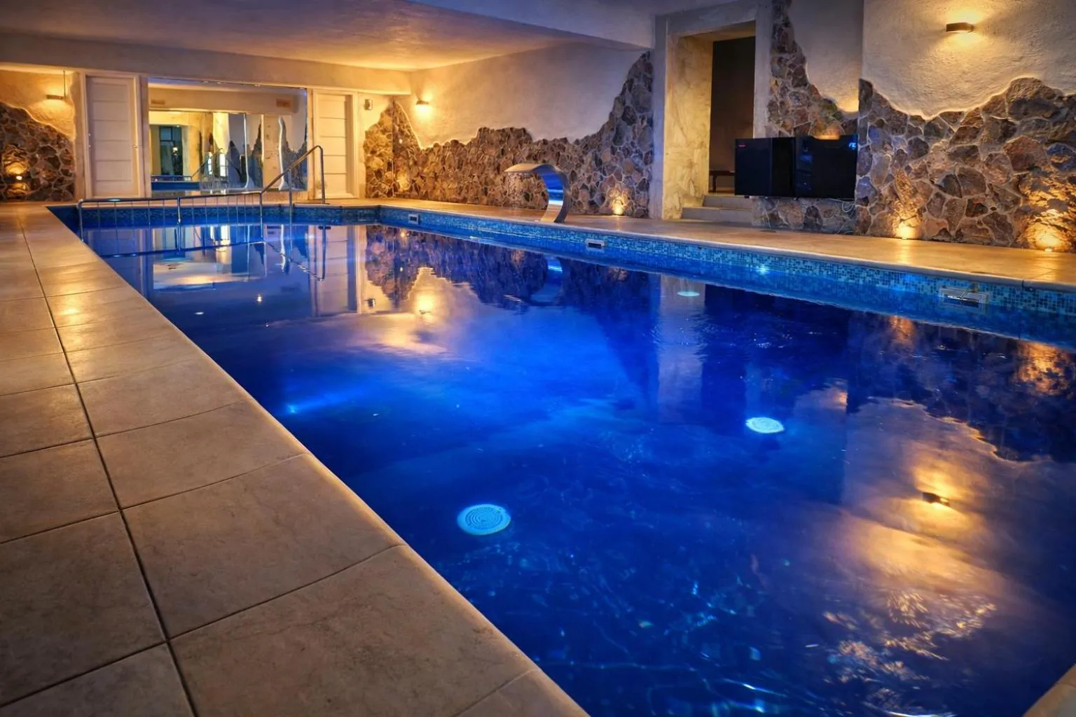 Swimming pool in Dixon Resort & Wellness