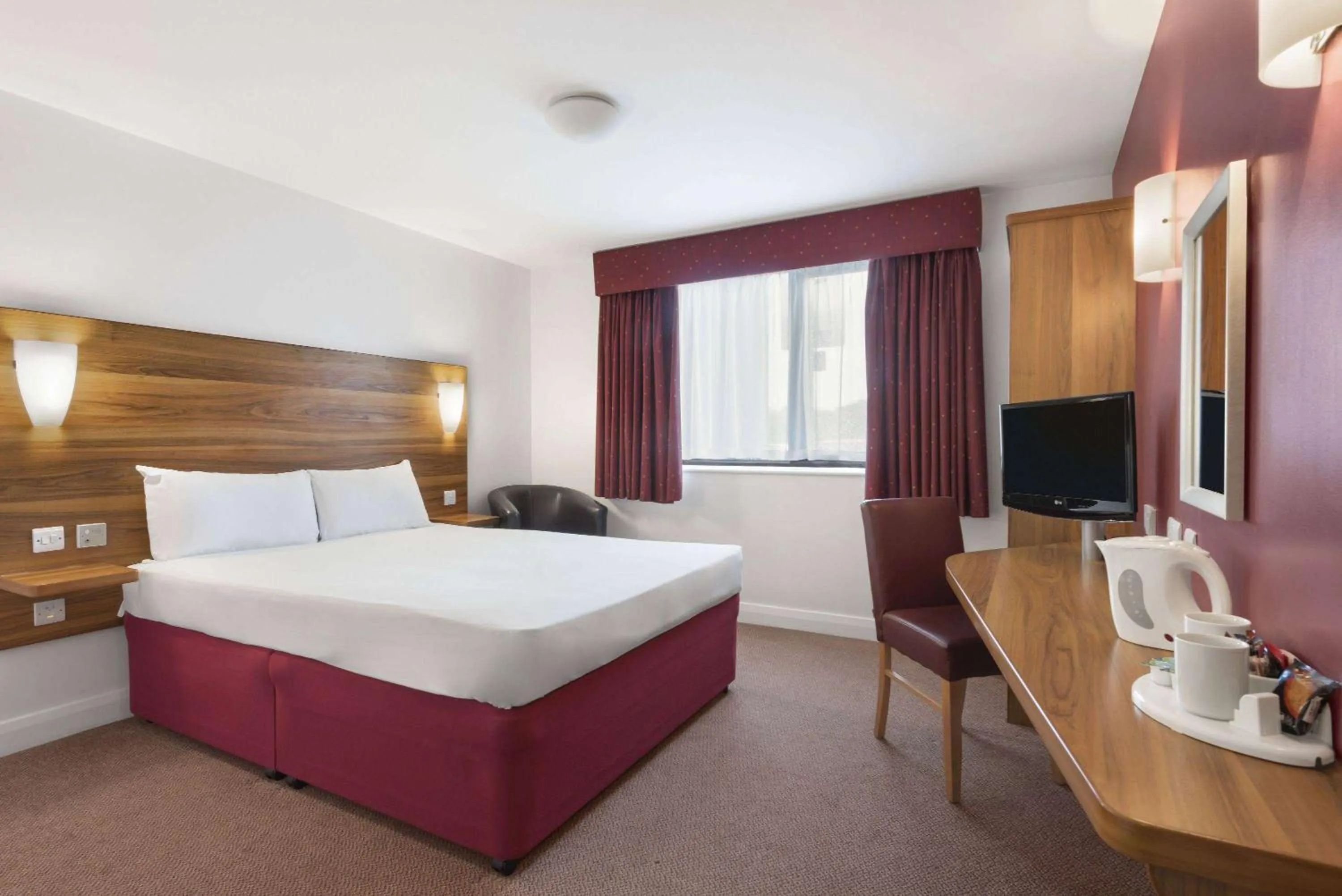 Photo of the whole room, Bed in Days Inn Corley NEC - M6