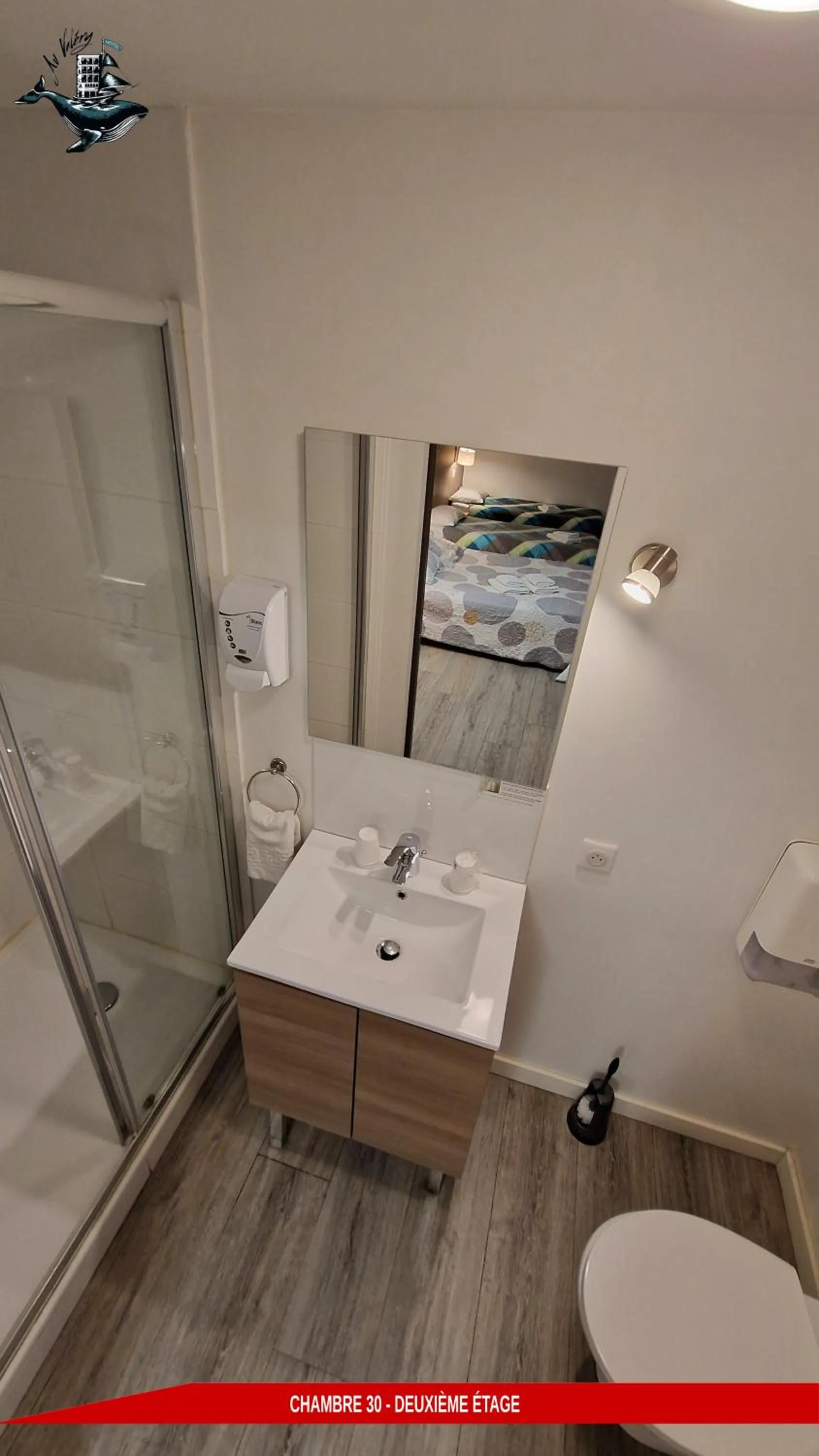 Shower in Hôtel Au Valéry