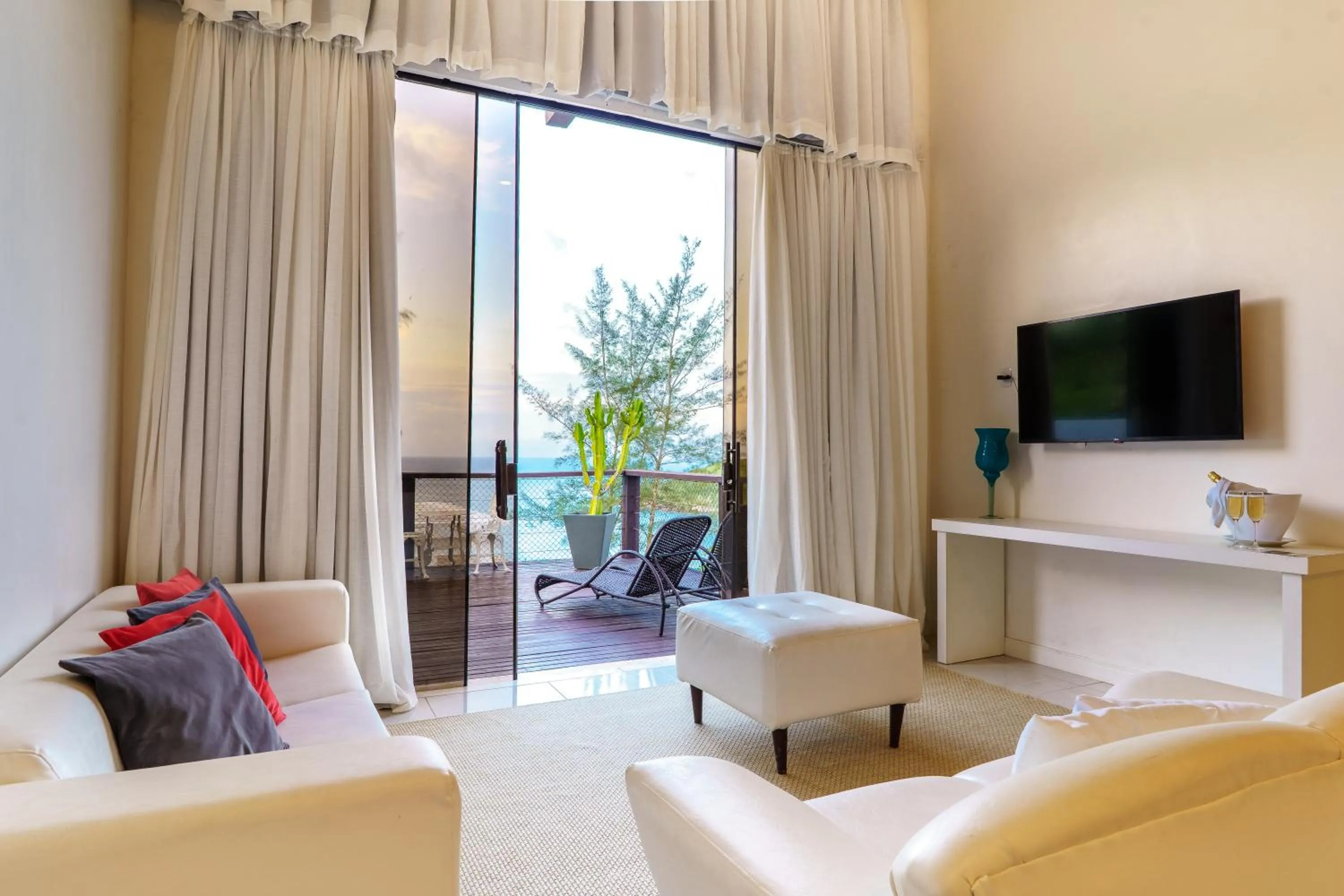 Communal lounge/ TV room, Bed in Greco Hotel