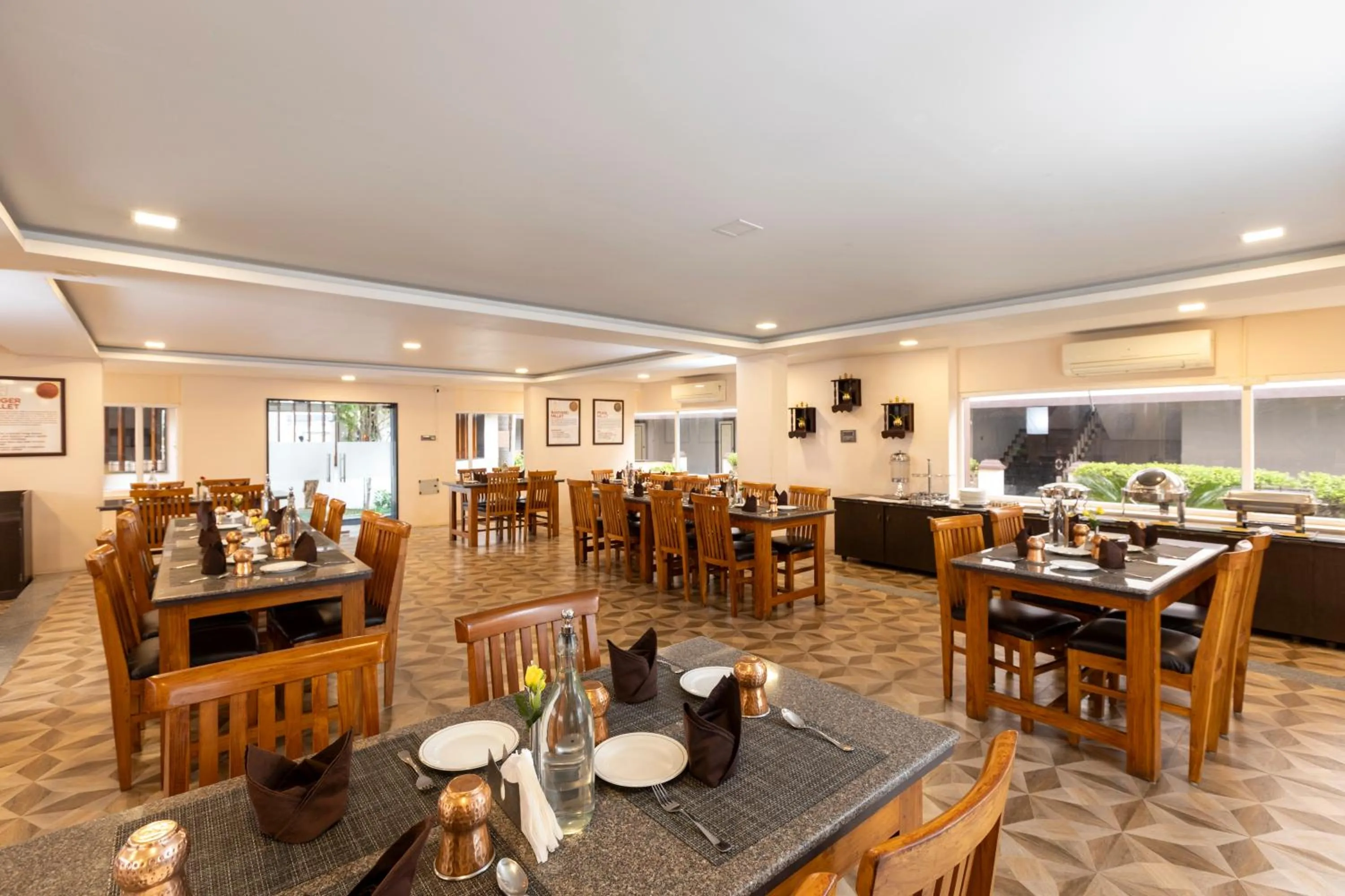 Restaurant/places to eat in Athena Hotel