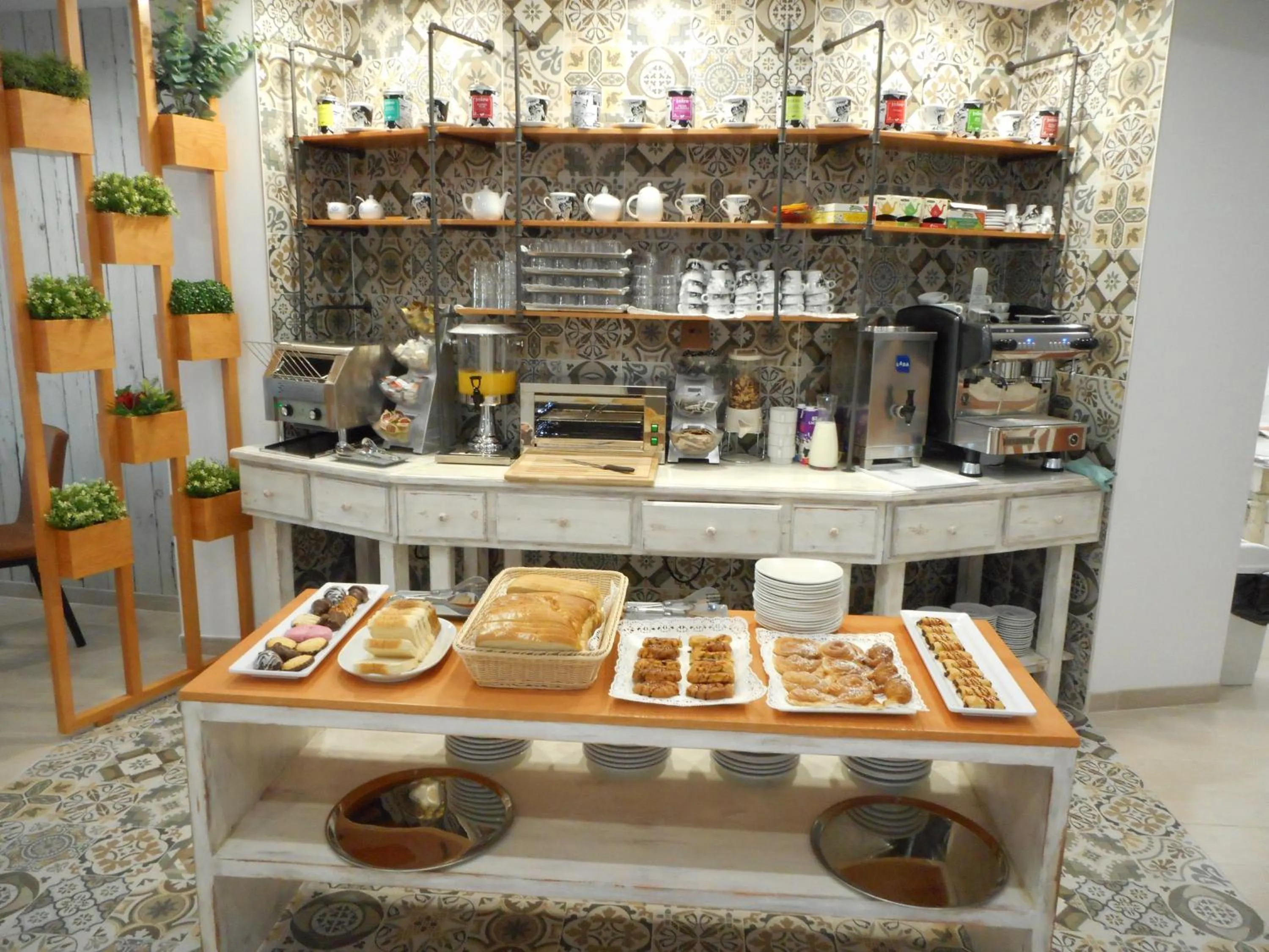 Food and drinks in Hostal Gran Vía