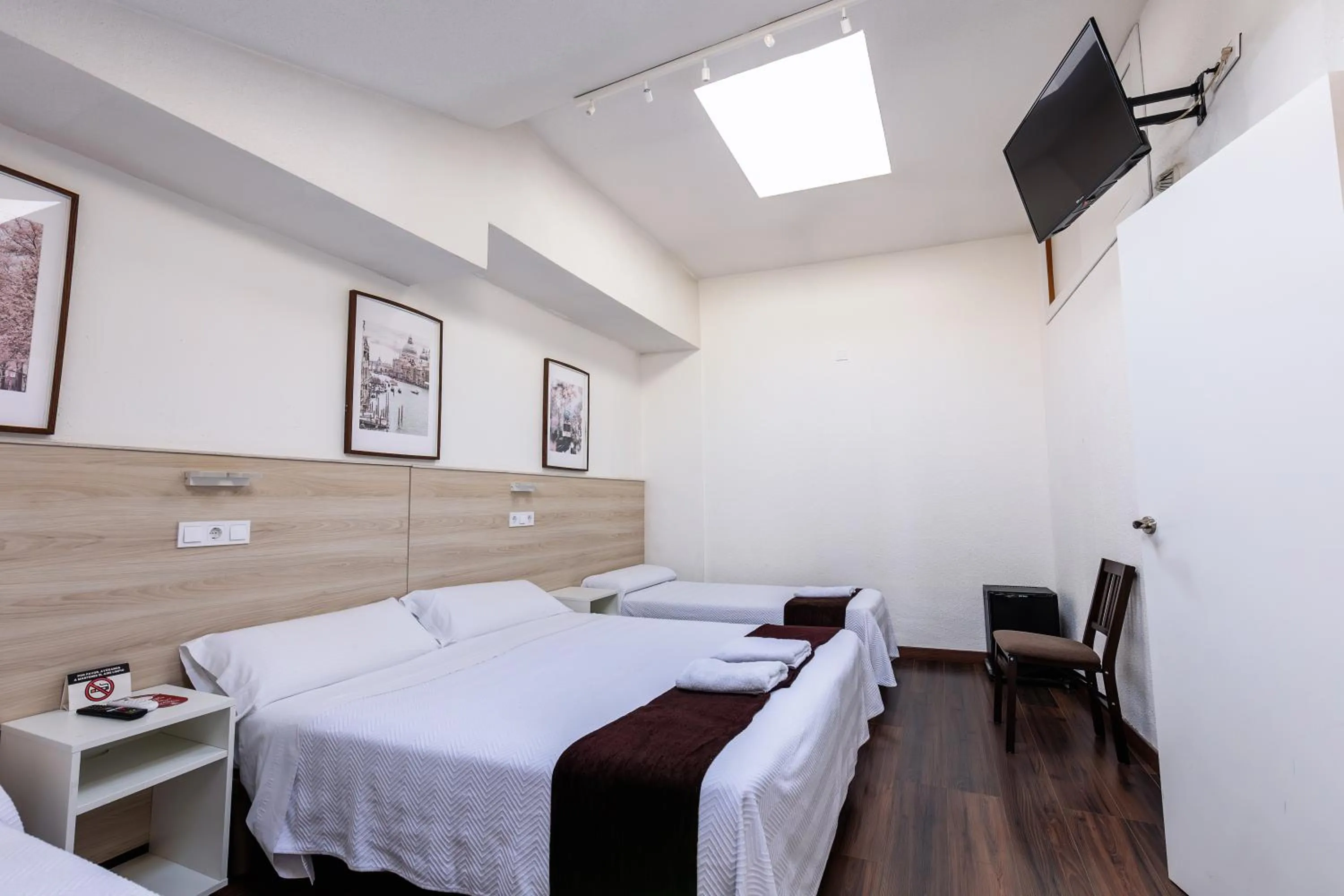 TV and multimedia, Bed in Hostal Gran Vía