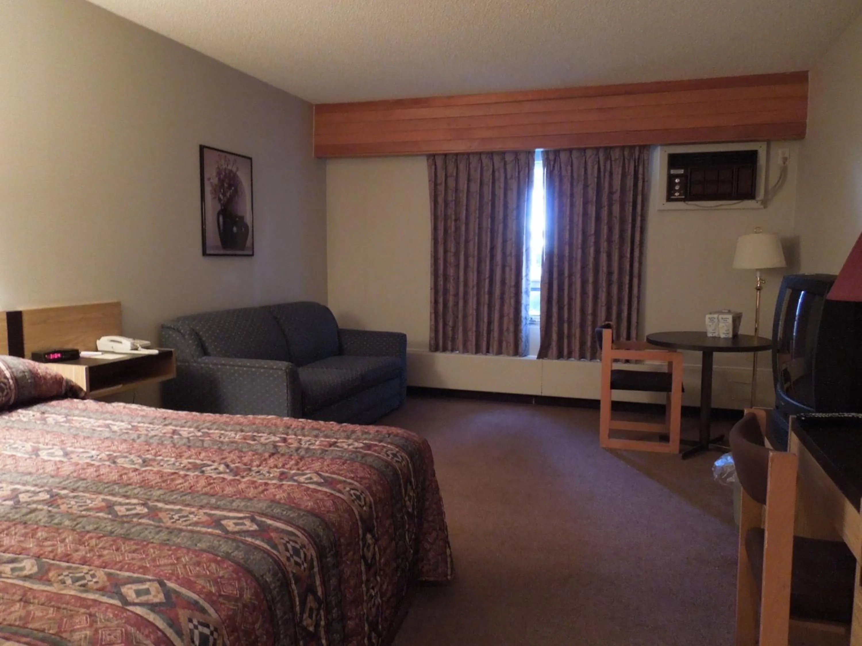 Photo of the whole room, Bed in Walking Eagle Inn & Lodge