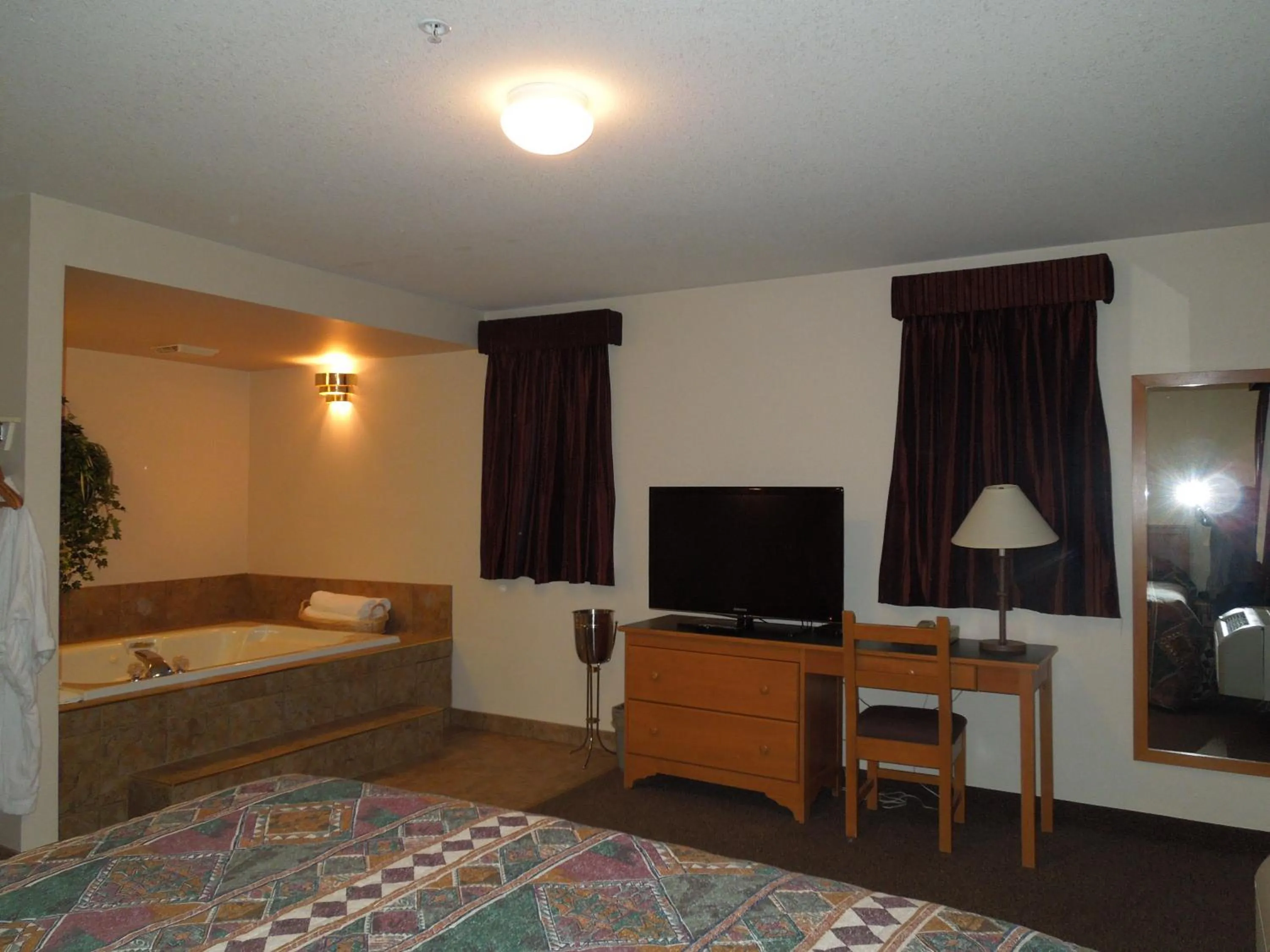 TV and multimedia, Bed in Walking Eagle Inn & Lodge