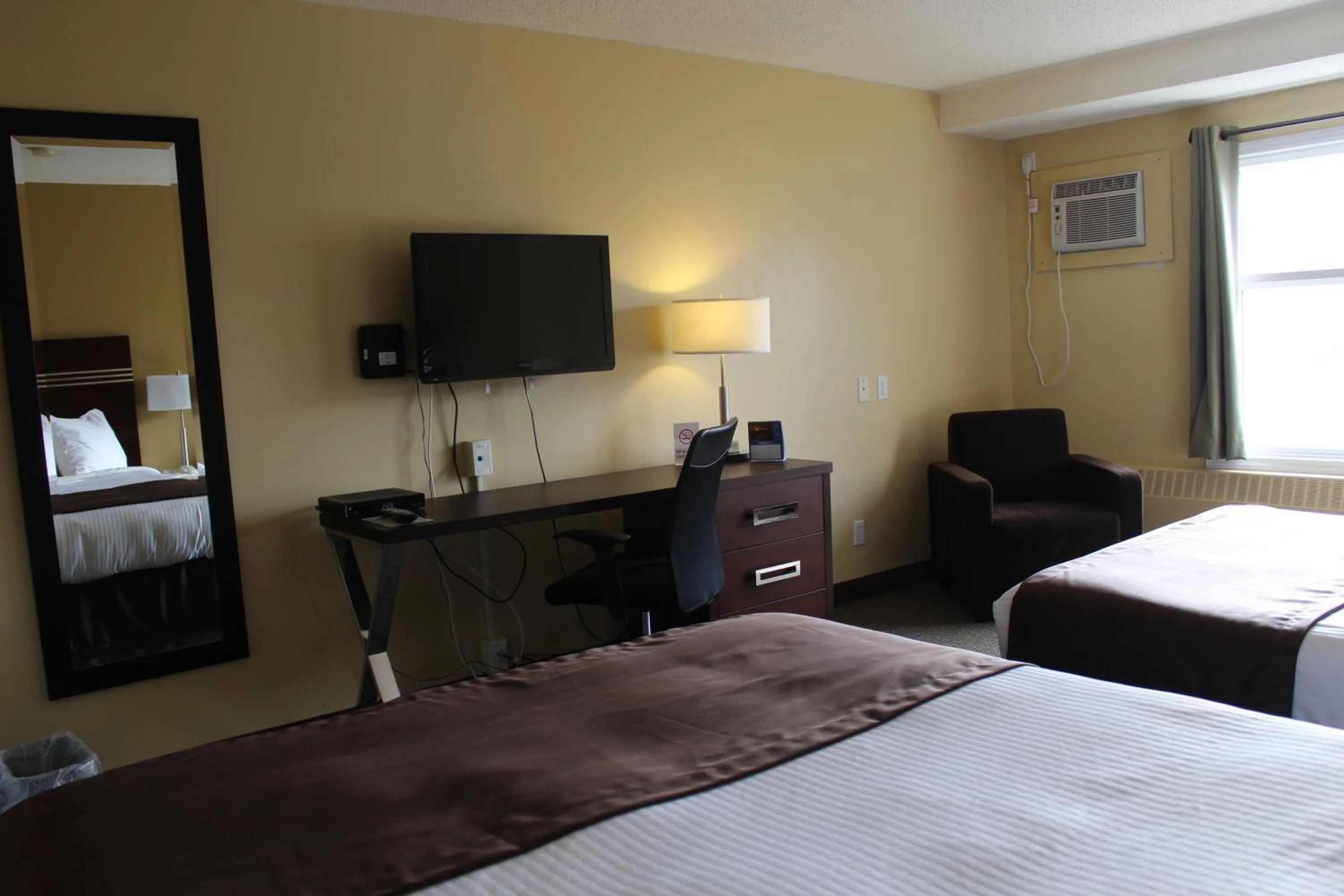 Photo of the whole room, Bed in Walking Eagle Inn & Lodge