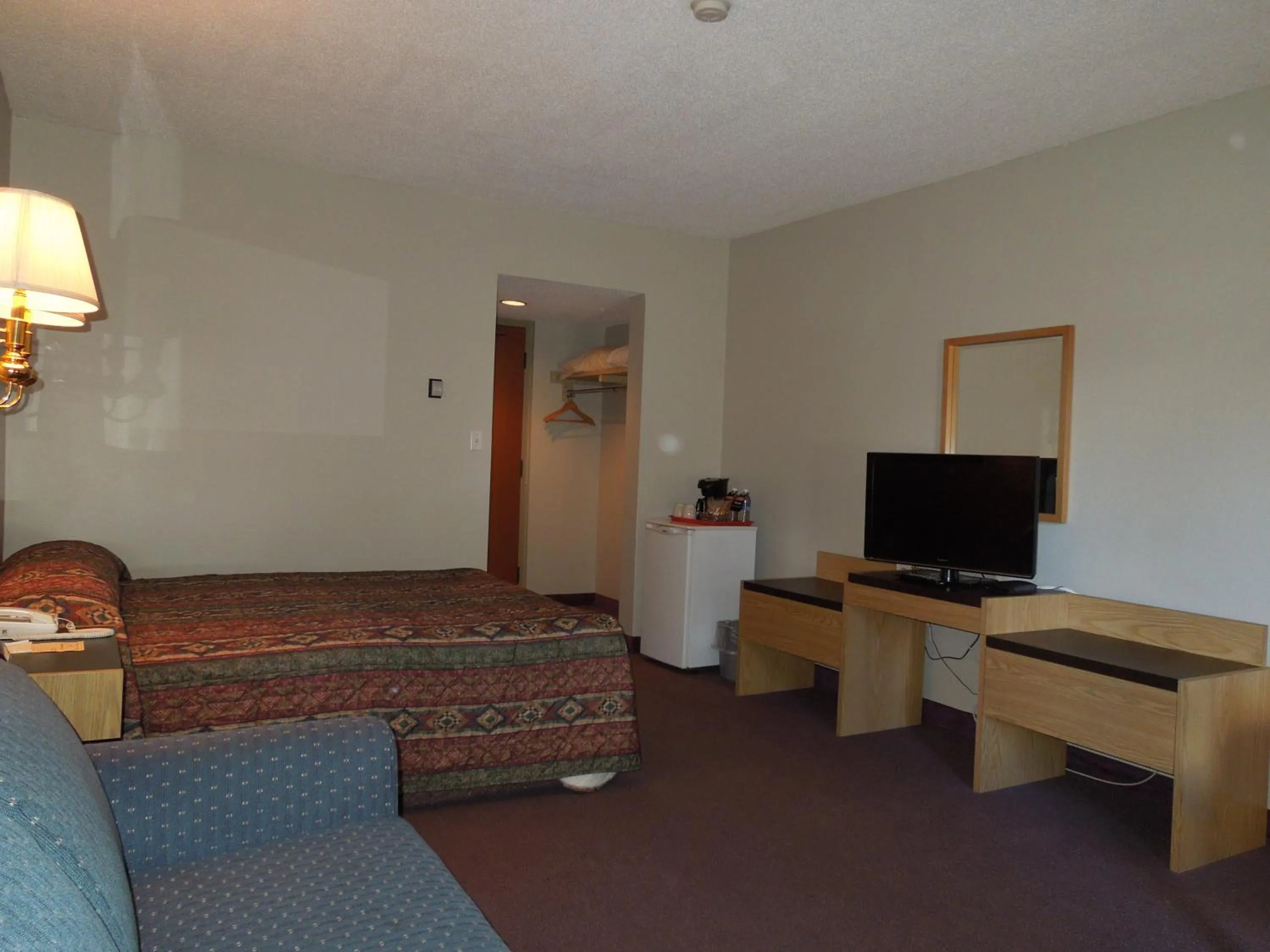 Photo of the whole room, Bed in Walking Eagle Inn & Lodge