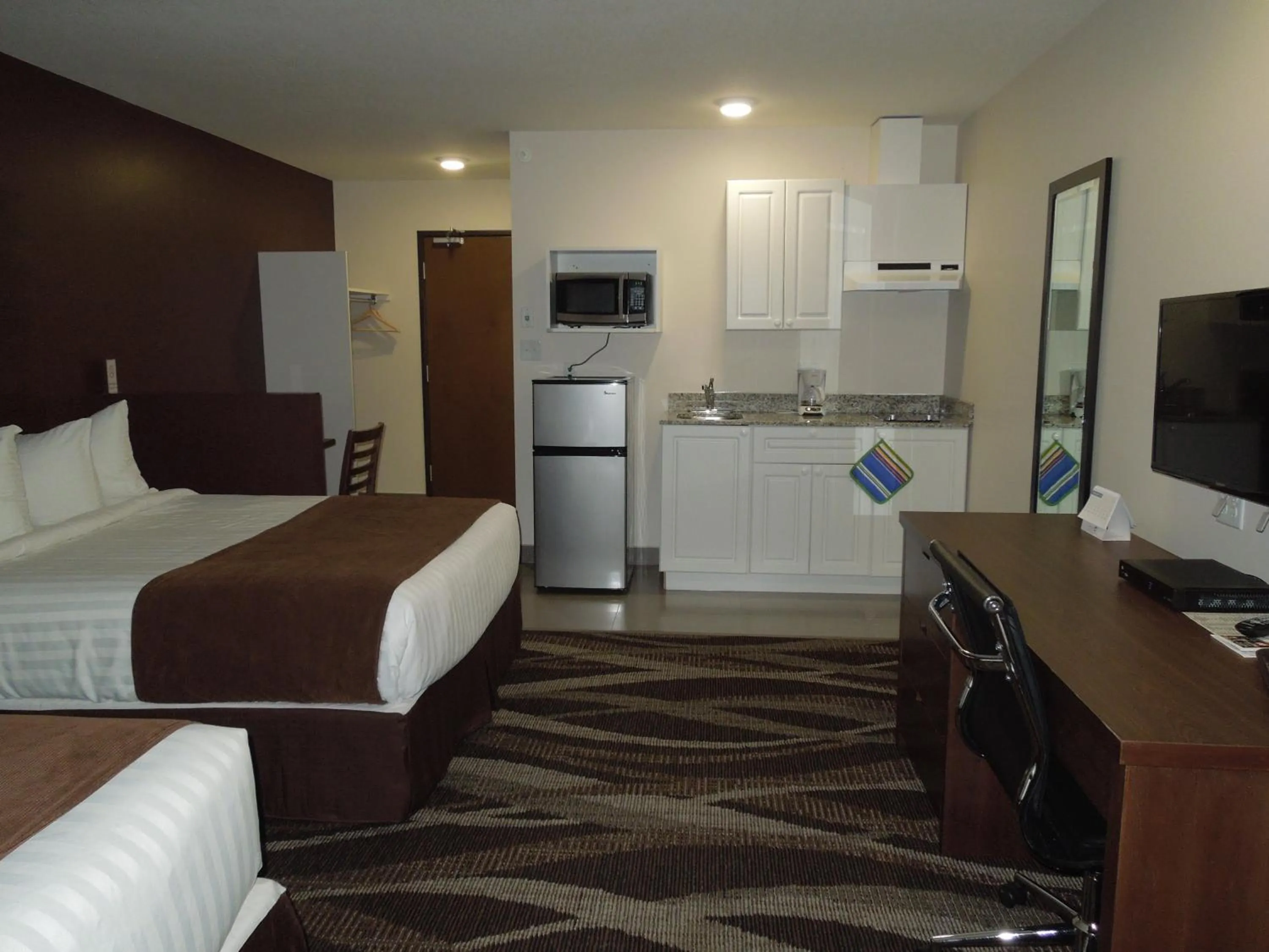 Kitchen or kitchenette, Bed in Walking Eagle Inn & Lodge
