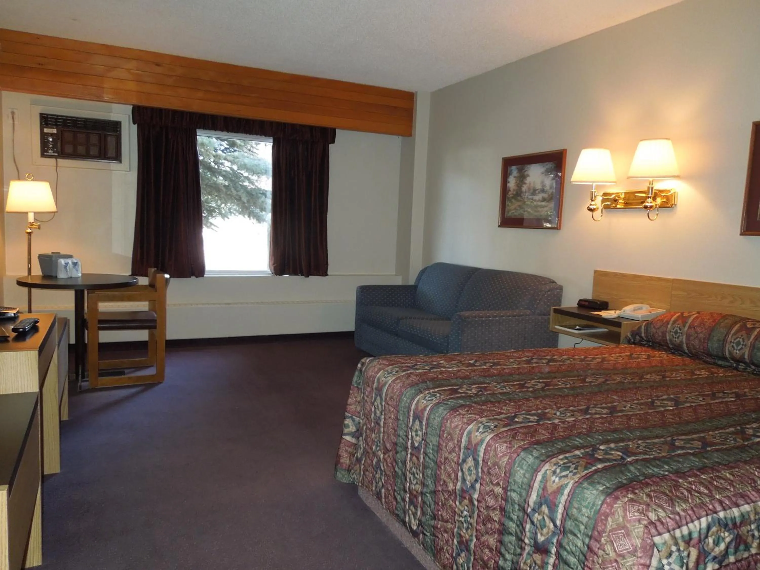 Photo of the whole room, Bed in Walking Eagle Inn & Lodge