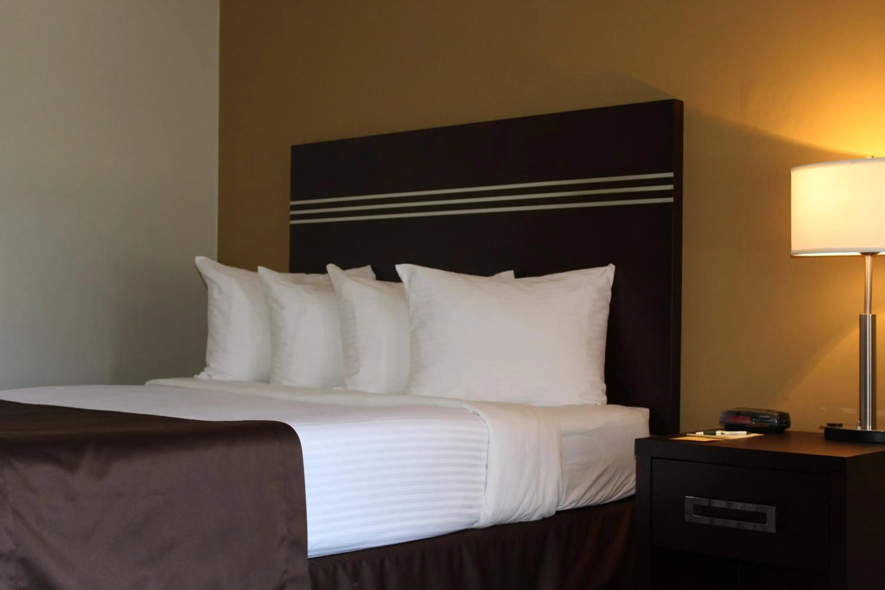 Bed in Walking Eagle Inn & Lodge