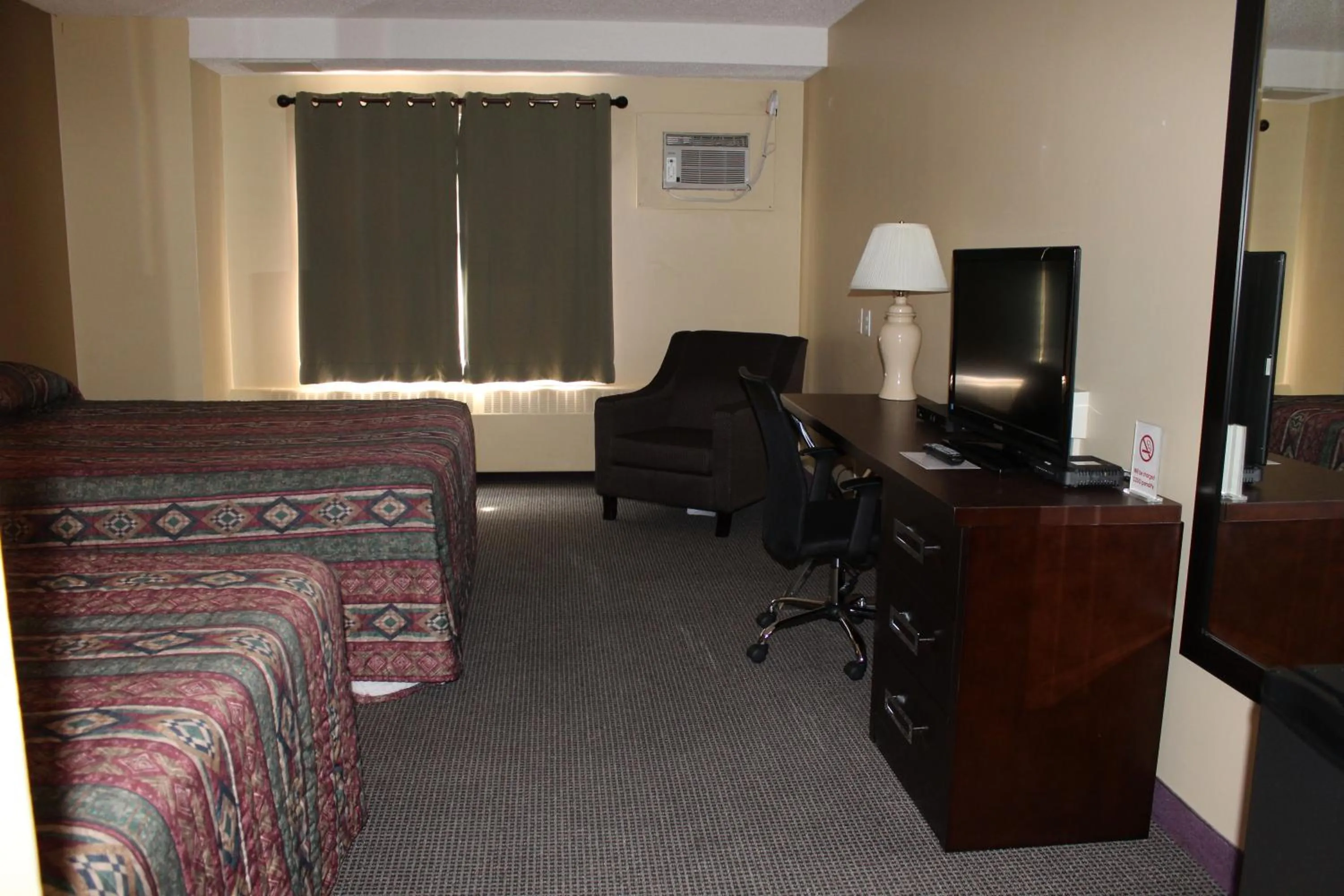 TV and multimedia, Bed in Walking Eagle Inn & Lodge