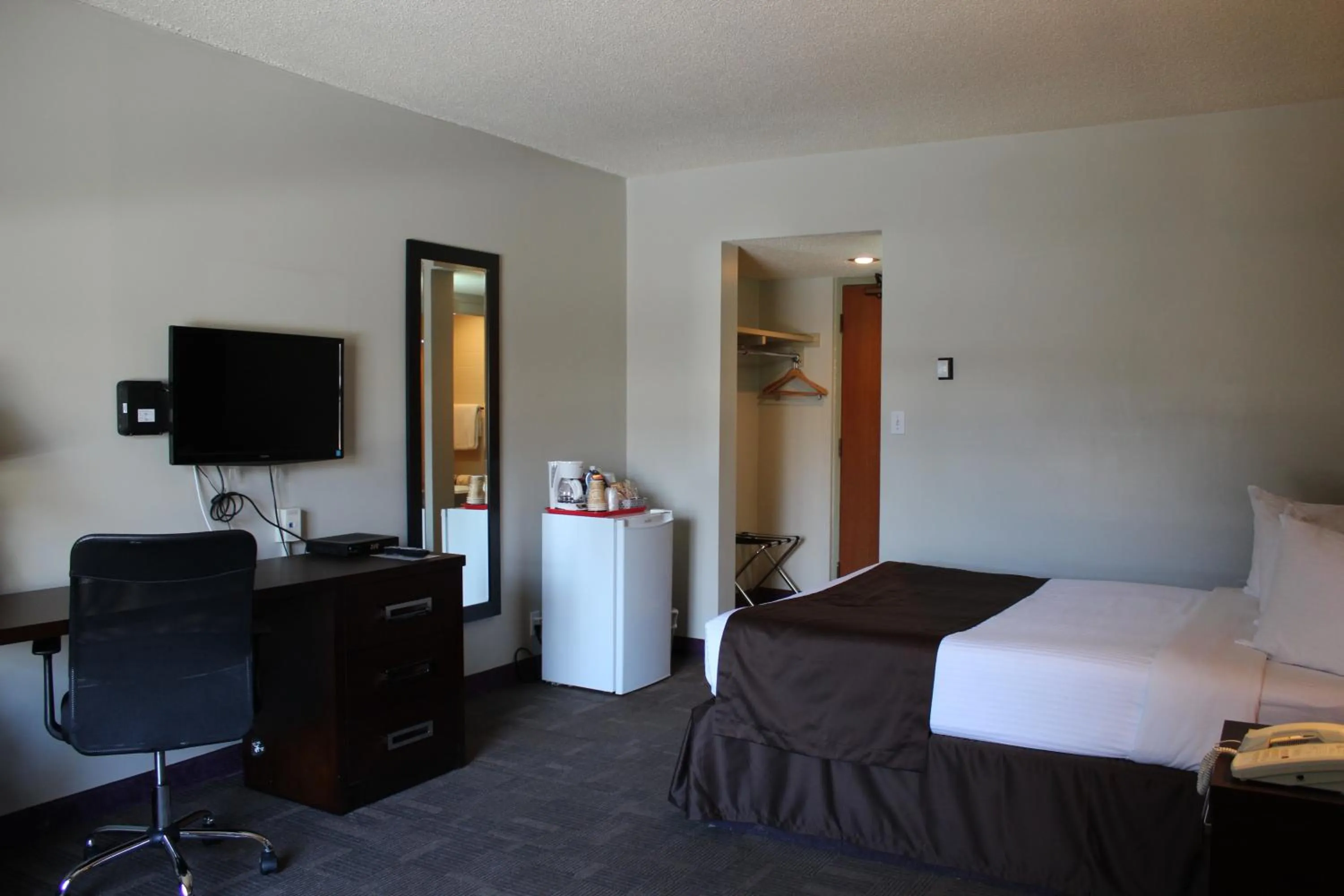 Photo of the whole room, Bed in Walking Eagle Inn & Lodge