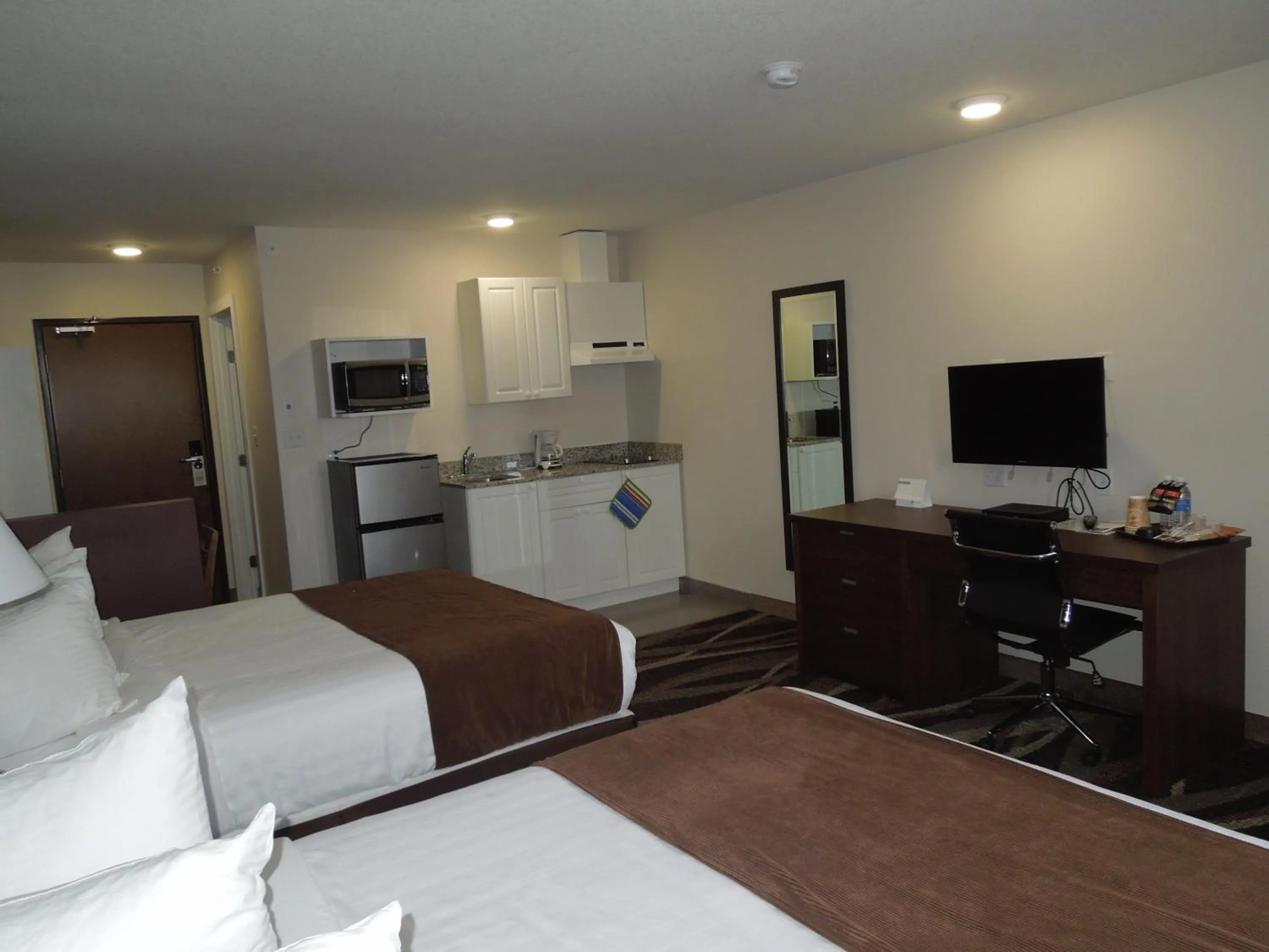 Kitchen or kitchenette, Bed in Walking Eagle Inn & Lodge