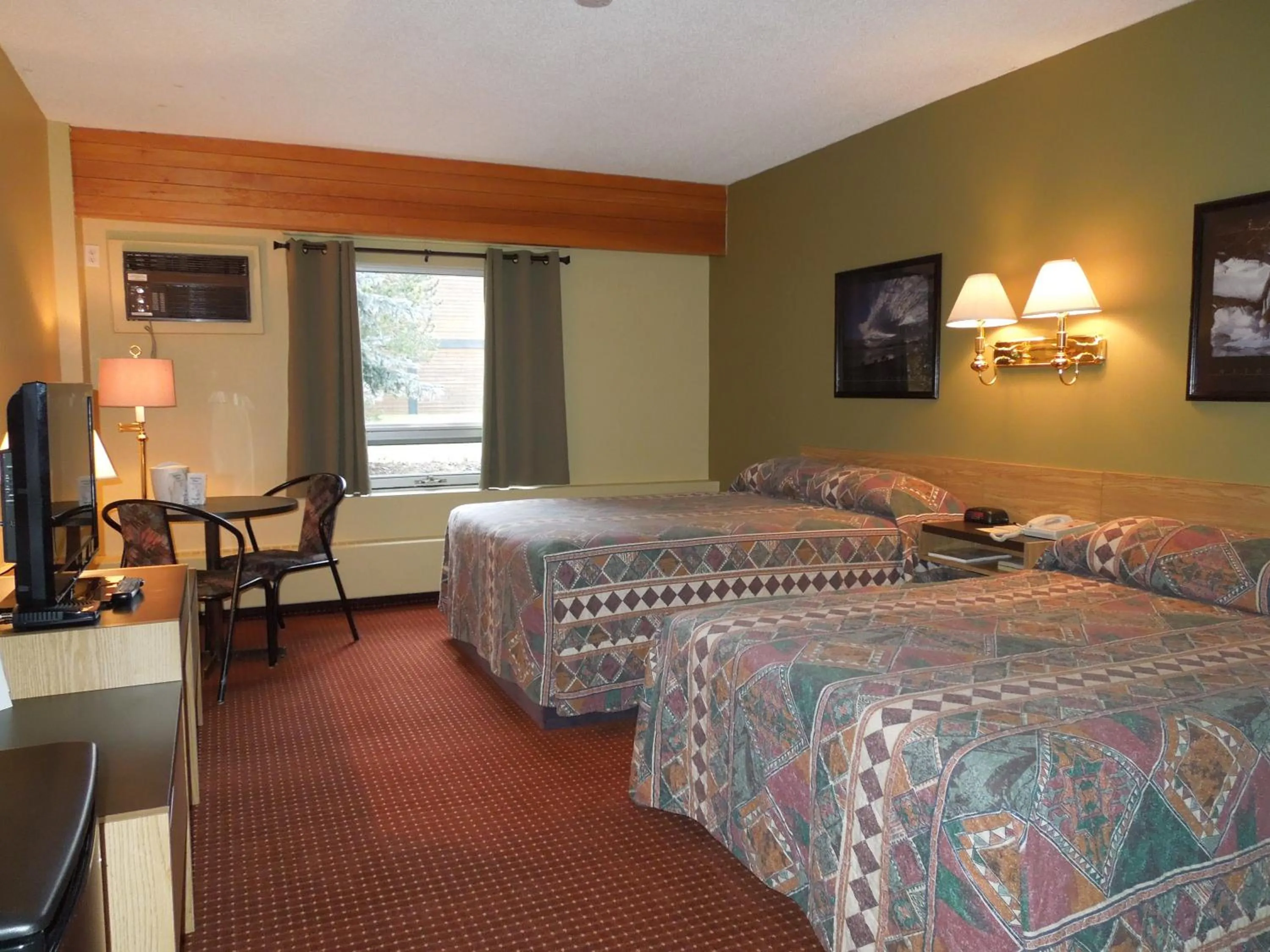Photo of the whole room, Bed in Walking Eagle Inn & Lodge