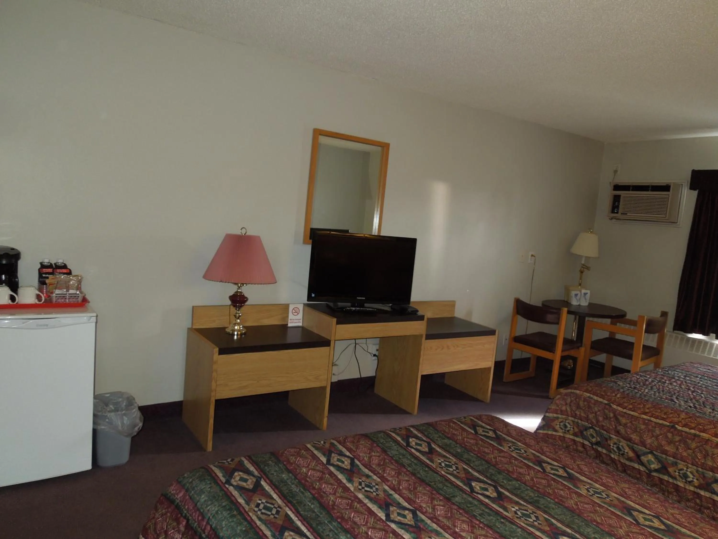 TV and multimedia, Bed in Walking Eagle Inn & Lodge