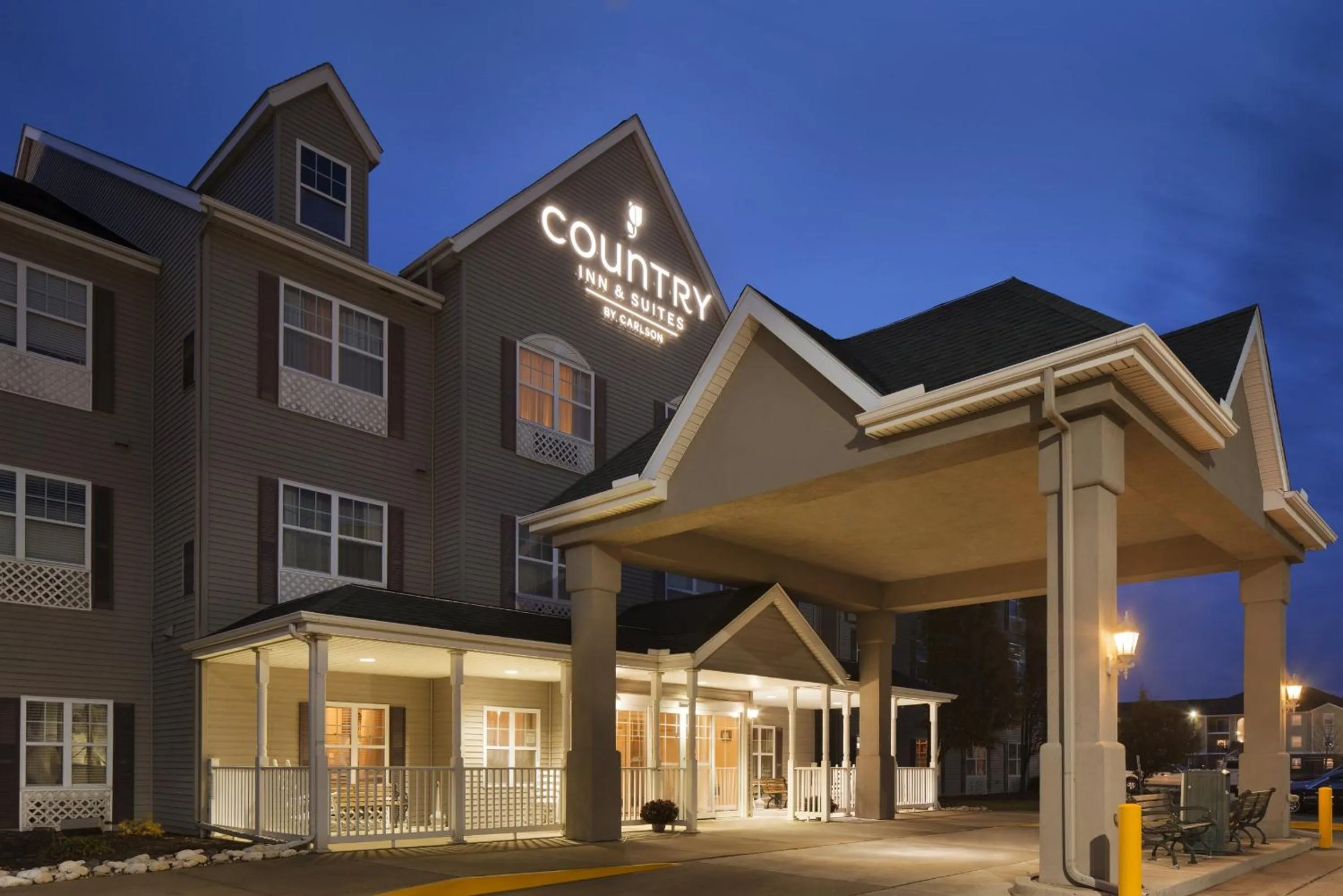 Property building in Country Inn & Suites by Radisson, Champaign North, IL
