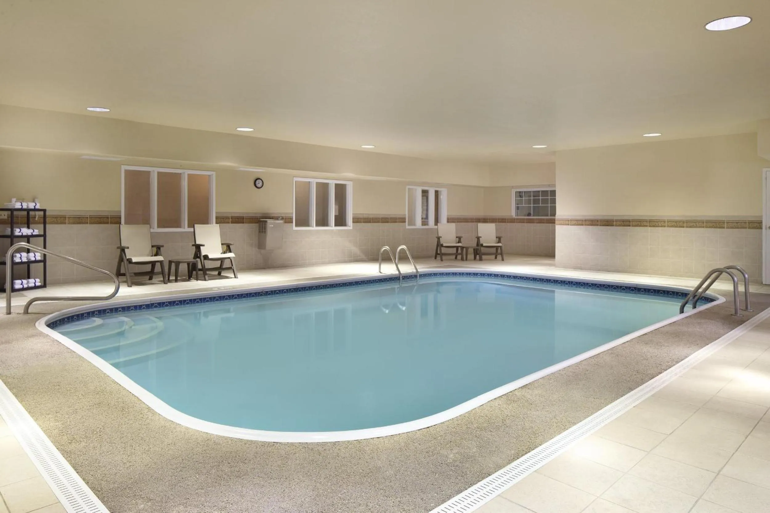 Swimming pool in Country Inn & Suites by Radisson, Champaign North, IL
