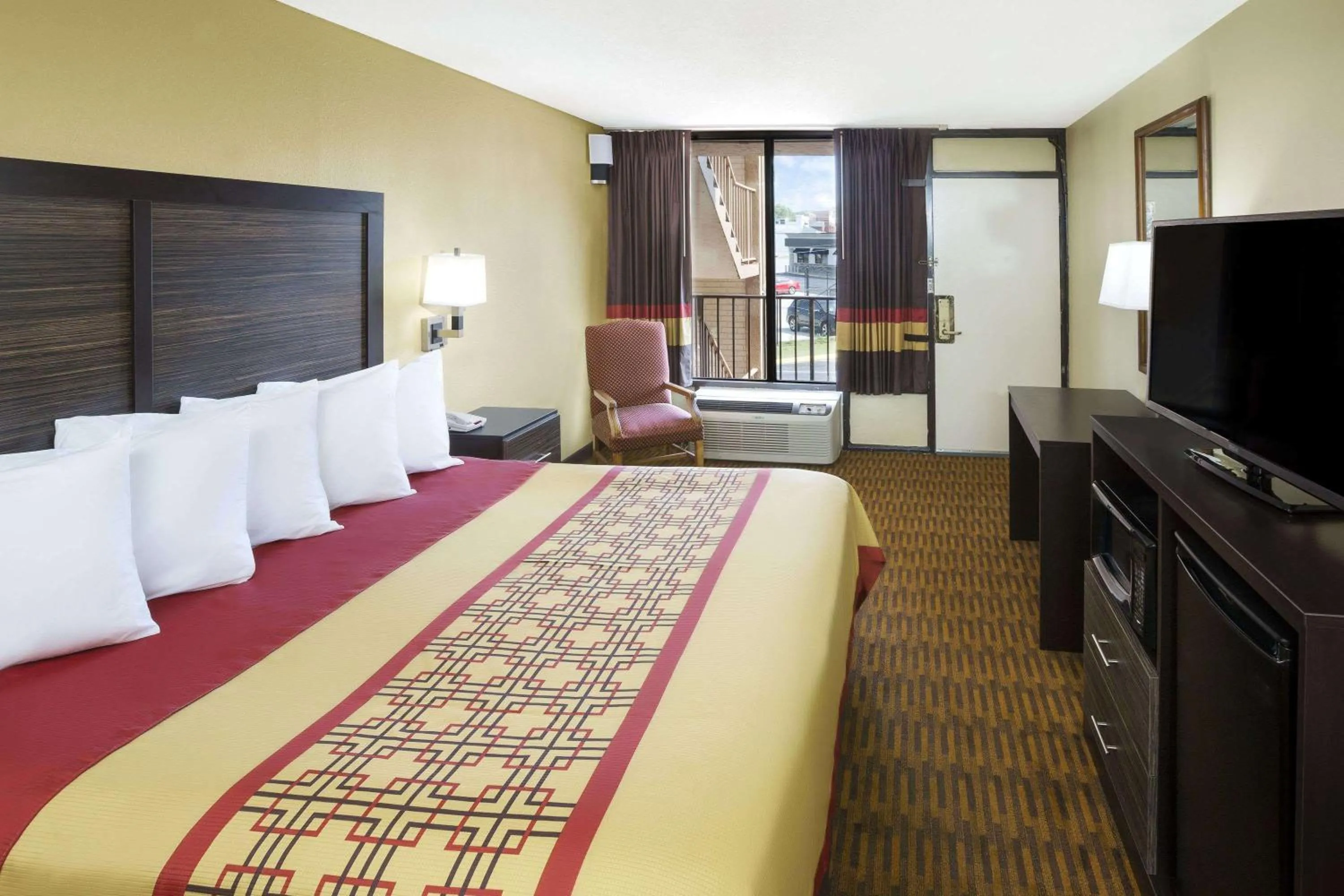 Photo of the whole room, Bed in Days Inn by Wyndham Columbus-North Fort Moore
