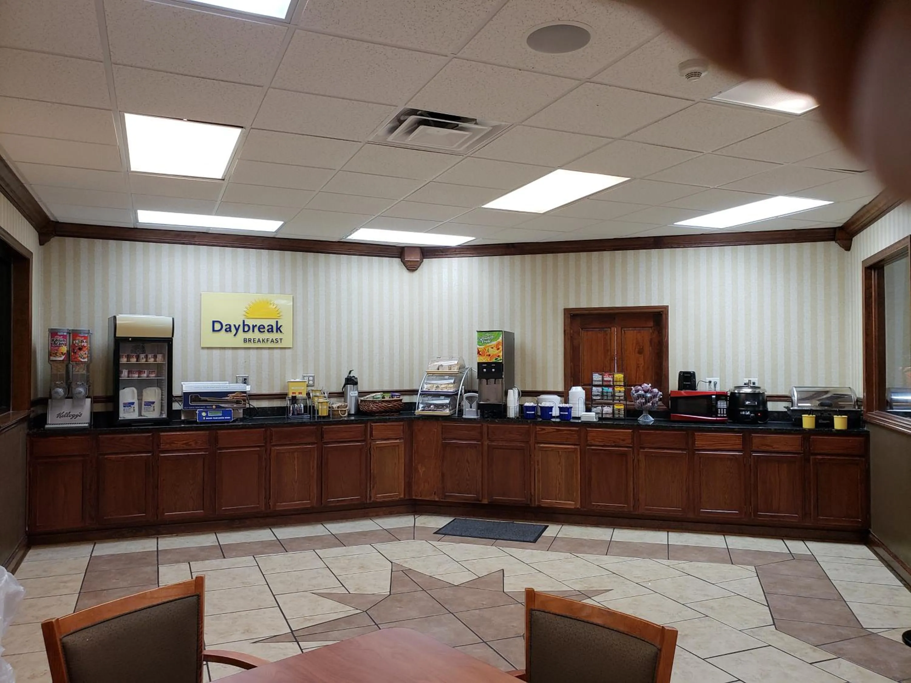 Breakfast in Days Inn by Wyndham Columbus-North Fort Moore