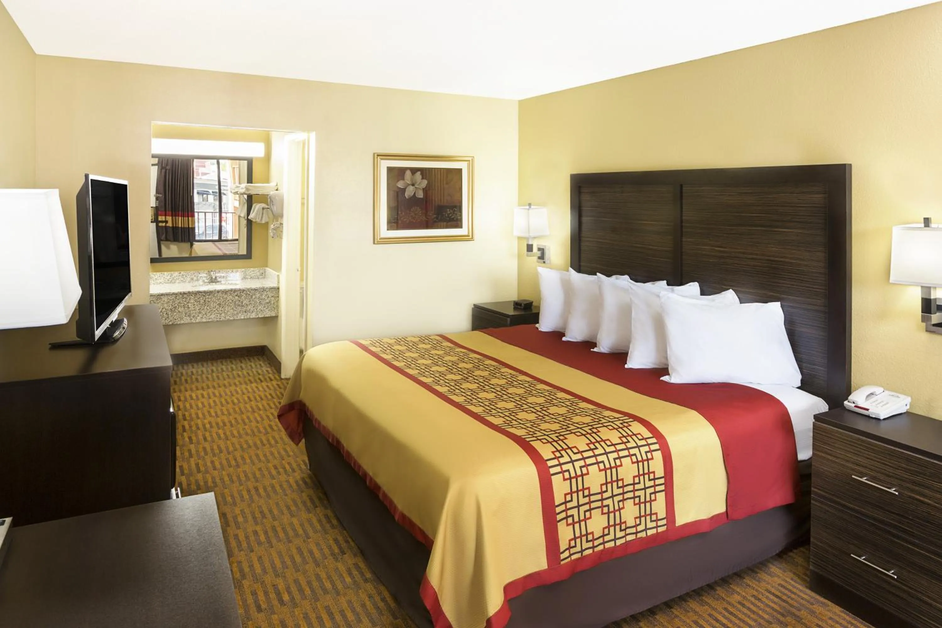 Photo of the whole room, Bed in Days Inn by Wyndham Columbus-North Fort Moore