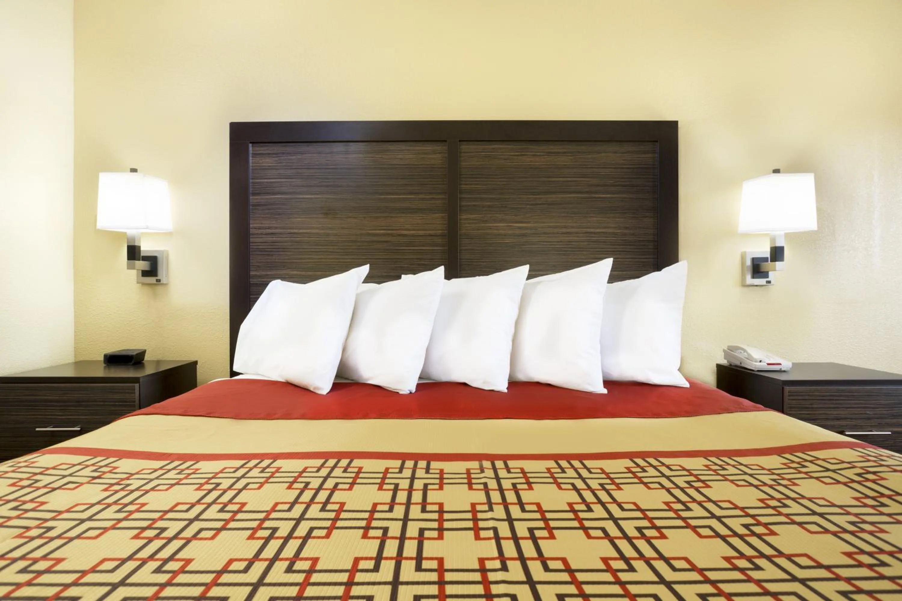 Bed in Days Inn by Wyndham Columbus-North Fort Moore