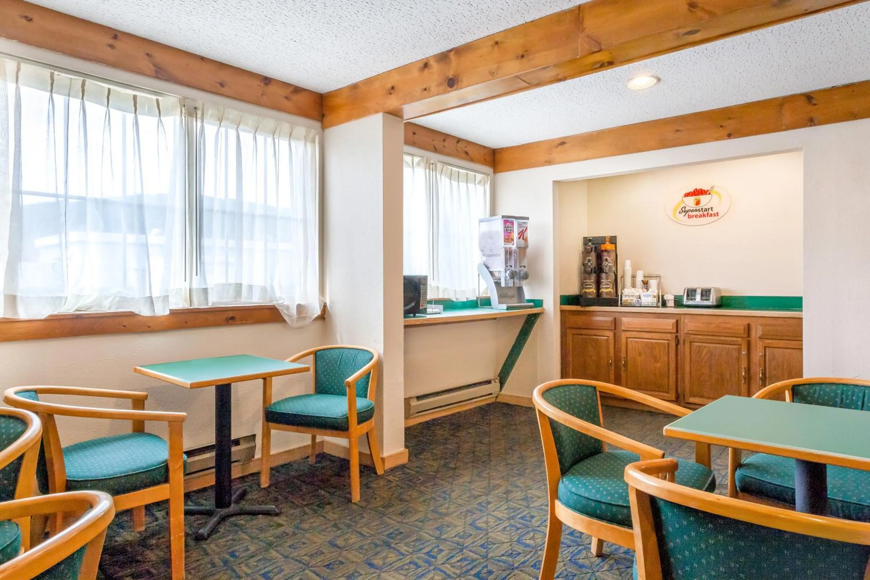 Restaurant/places to eat in Super 8 by Wyndham Oneonta/Cooperstown