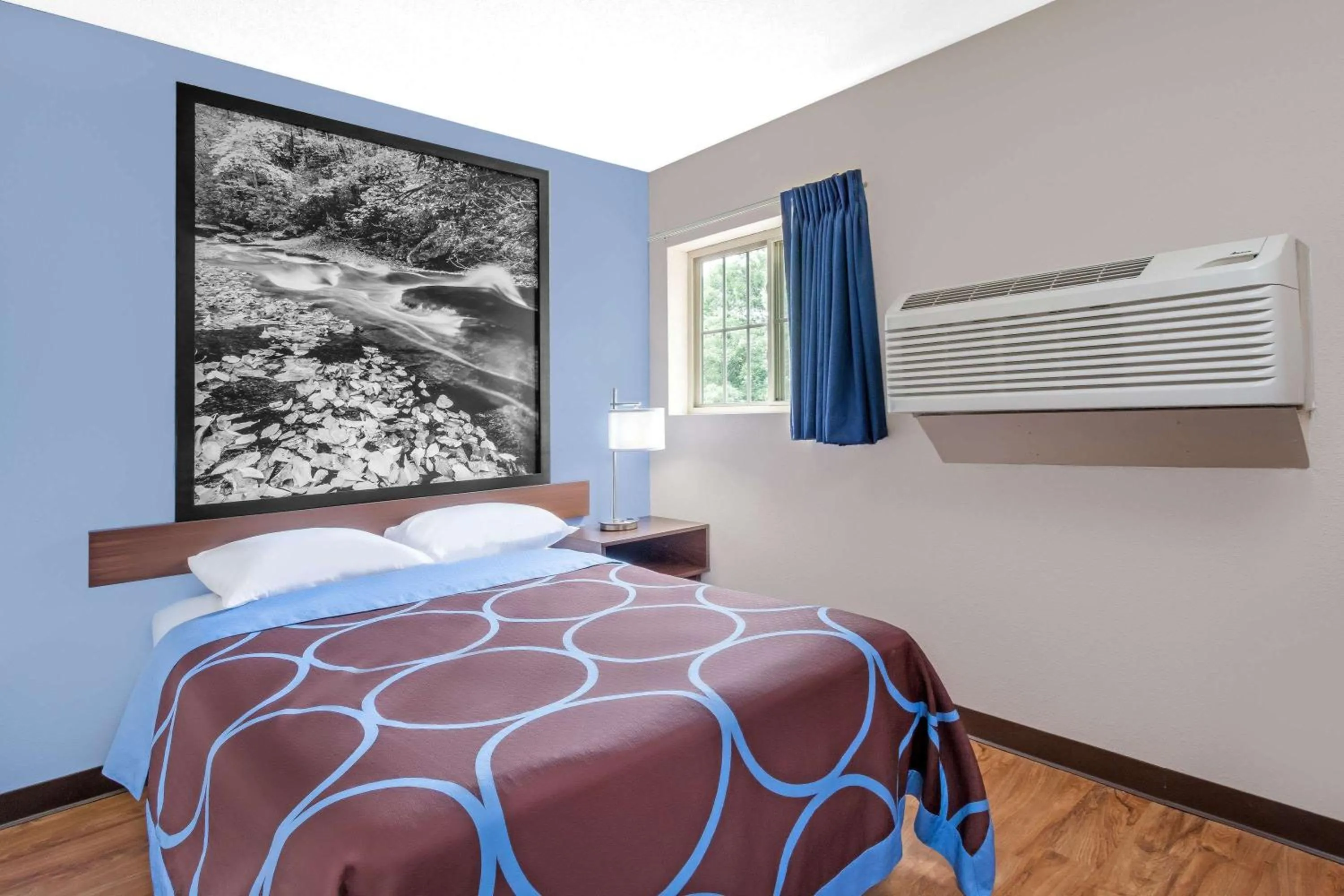 Photo of the whole room, Bed in Super 8 by Wyndham Oneonta/Cooperstown