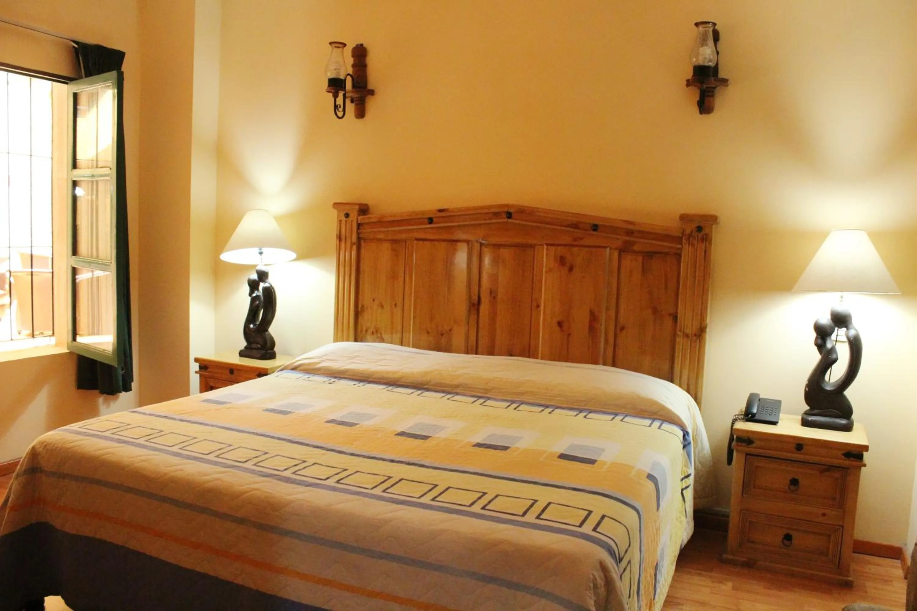 Photo of the whole room, Bed in Meson de la Merced